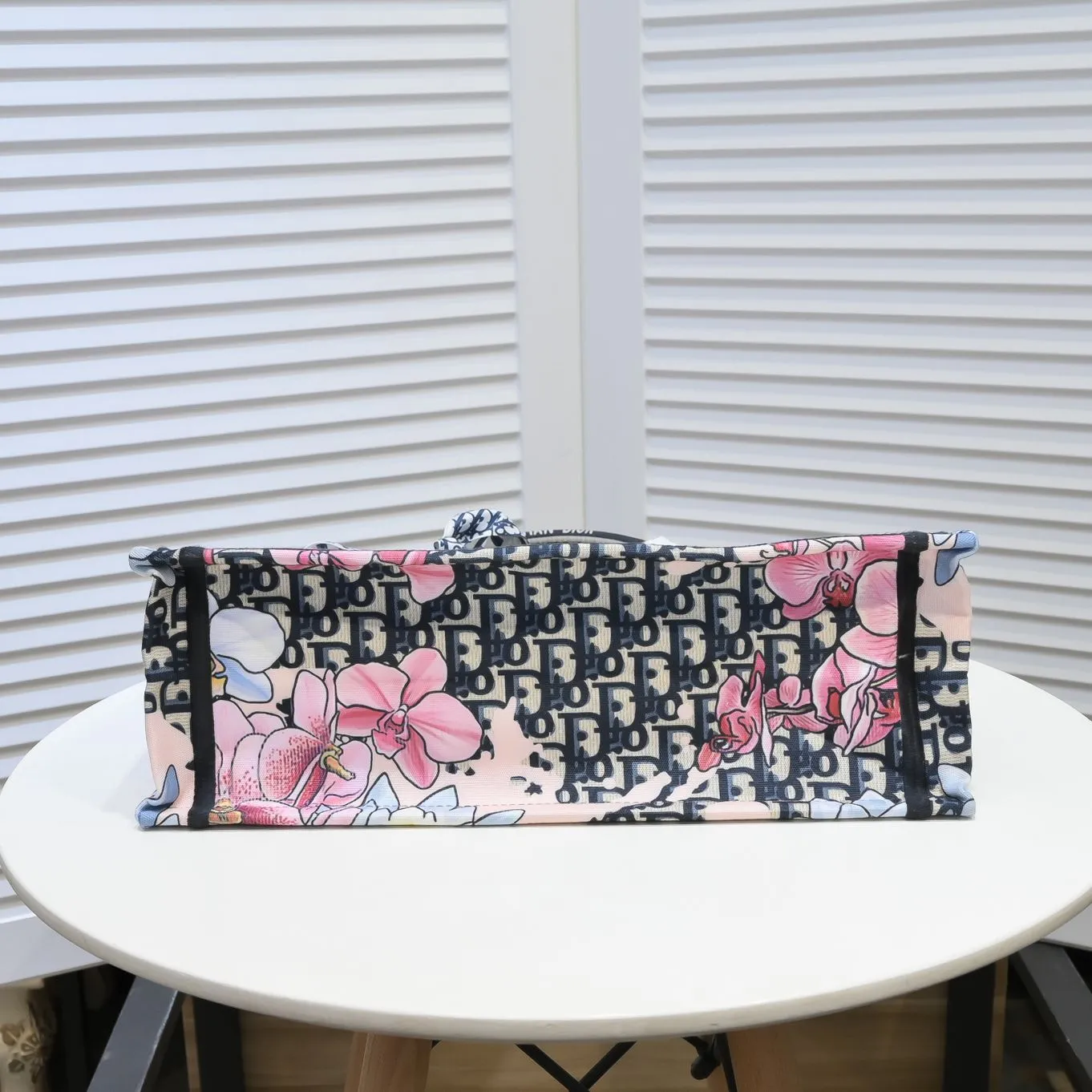 💰360￥With silk scarf, large size🔥 embroidered edge🔜Dior new shopping bag at Dior counter! Counters are updated simultaneously! Limited edition of the same style as the stars! Super stylish! Imported fabric👍high-end quality! You can go in and out of the counters at will without any pressure! The first choice for going out with super large capacity👍 Model: 8033 Size: 41*14*32cm