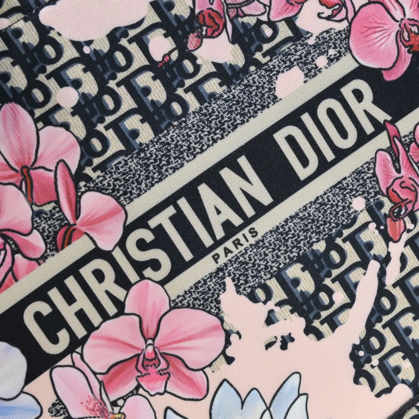 💰360￥With silk scarf, large size🔥 embroidered edge🔜Dior new shopping bag at Dior counter! Counters are updated simultaneously! Limited edition of the same style as the stars! Super stylish! Imported fabric👍high-end quality! You can go in and out of the counters at will without any pressure! The first choice for going out with super large capacity👍 Model: 8033 Size: 41*14*32cm