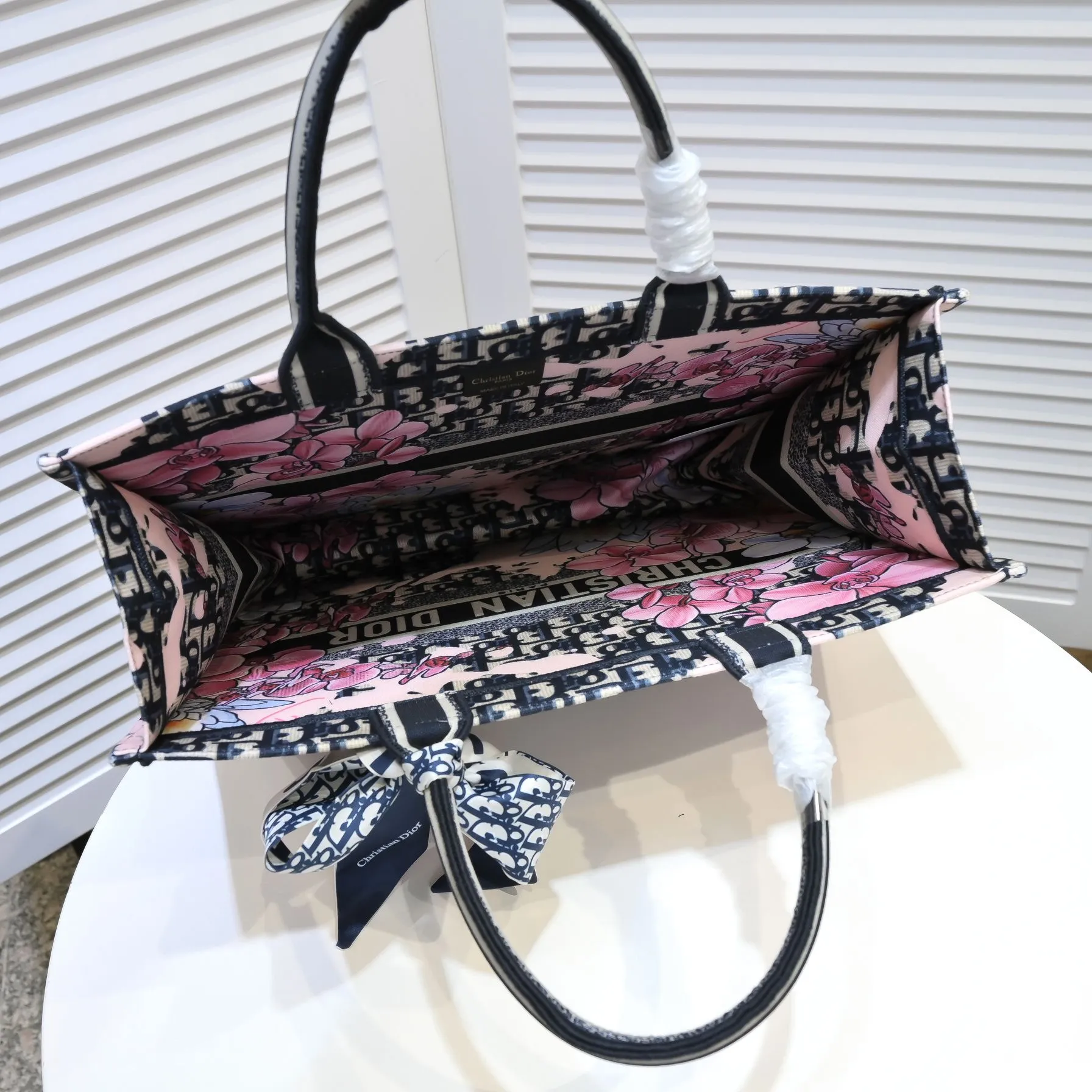 💰360￥With silk scarf, large size🔥 embroidered edge🔜Dior new shopping bag at Dior counter! Counters are updated simultaneously! Limited edition of the same style as the stars! Super stylish! Imported fabric👍high-end quality! You can go in and out of the counters at will without any pressure! The first choice for going out with super large capacity👍 Model: 8033 Size: 41*14*32cm
