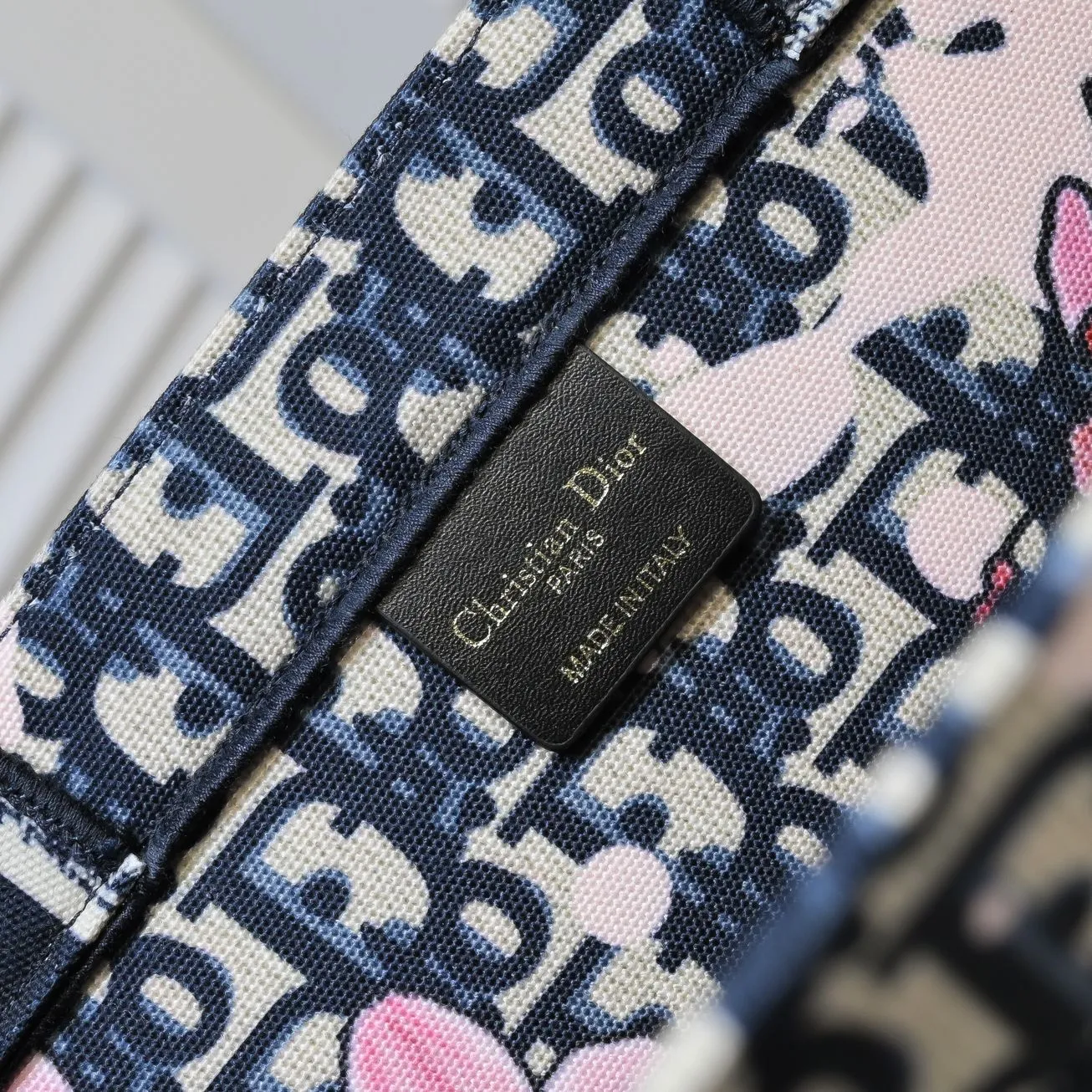 💰360￥With silk scarf, large size🔥 embroidered edge🔜Dior new shopping bag at Dior counter! Counters are updated simultaneously! Limited edition of the same style as the stars! Super stylish! Imported fabric👍high-end quality! You can go in and out of the counters at will without any pressure! The first choice for going out with super large capacity👍 Model: 8033 Size: 41*14*32cm