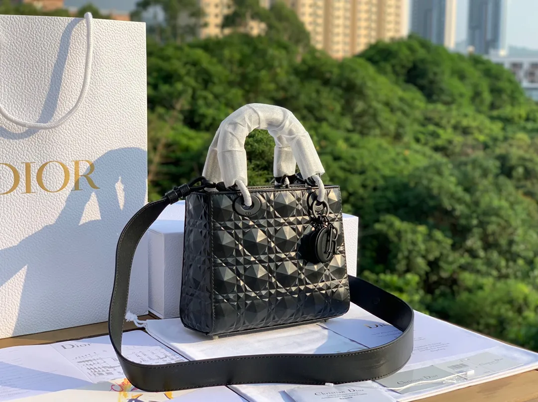 Top upgraded version 💰2000, size 20-17-8cm, four-grid diamond pattern black. I am used to seeing the gentle and charming old Princess Diana, but I didn’t expect it to have a cool side! Product from overseas original factory channels, the original calfskin cannage pattern imported from Europe uses high-frequency heat embossing technology to create the three-dimensional and technological sense of the diamond version. It refracts different light under different lights. All the details of the latest model are consistent with the counter standards! Quality is trustworthy!