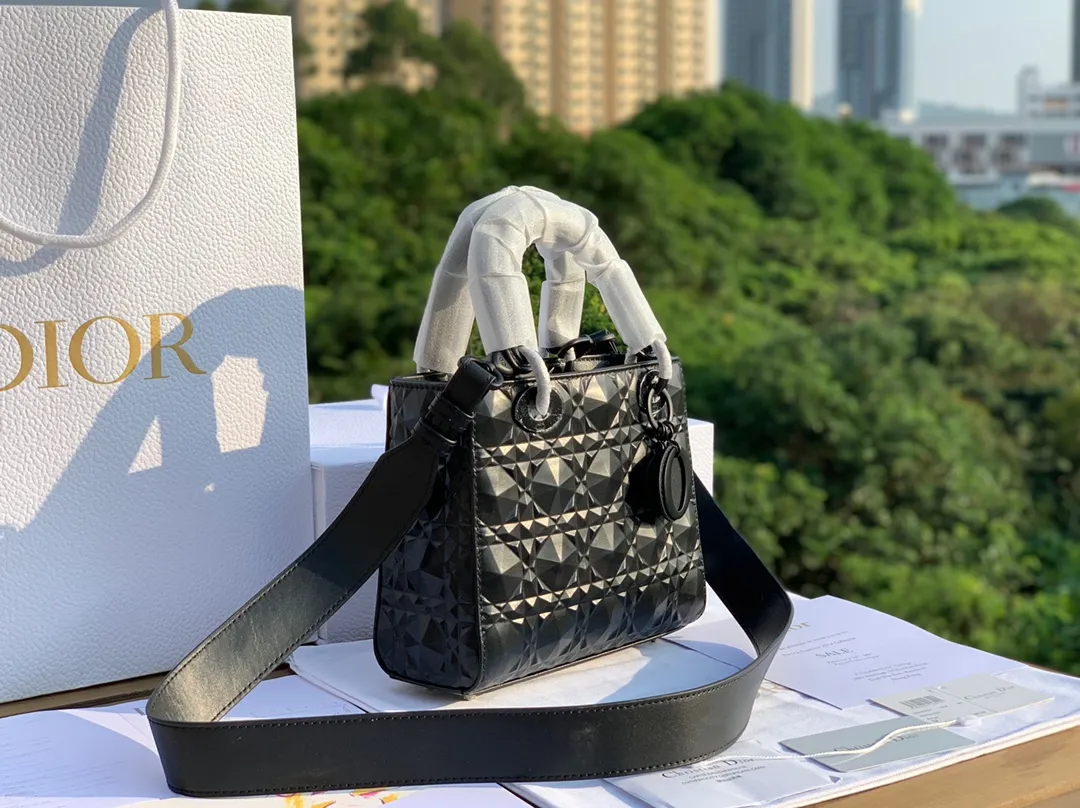 Top upgraded version 💰2000, size 20-17-8cm, four-grid diamond pattern black. I am used to seeing the gentle and charming old Princess Diana, but I didn’t expect it to have a cool side! Product from overseas original factory channels, the original calfskin cannage pattern imported from Europe uses high-frequency heat embossing technology to create the three-dimensional and technological sense of the diamond version. It refracts different light under different lights. All the details of the latest model are consistent with the counter standards! Quality is trustworthy!