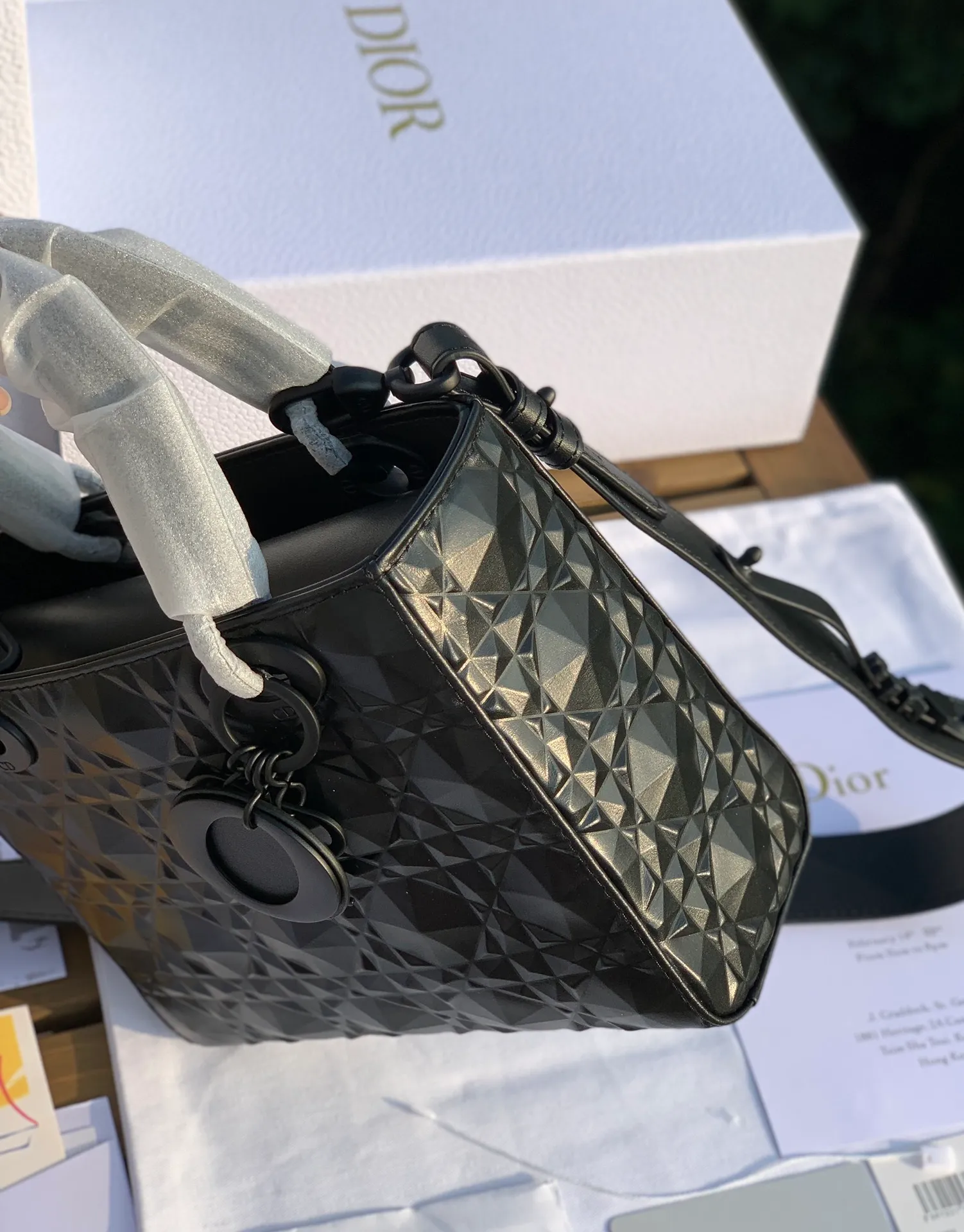 Top upgraded version 💰2000, size 20-17-8cm, four-grid diamond pattern black. I am used to seeing the gentle and charming old Princess Diana, but I didn’t expect it to have a cool side! Product from overseas original factory channels, the original calfskin cannage pattern imported from Europe uses high-frequency heat embossing technology to create the three-dimensional and technological sense of the diamond version. It refracts different light under different lights. All the details of the latest model are consistent with the counter standards! Quality is trustworthy!