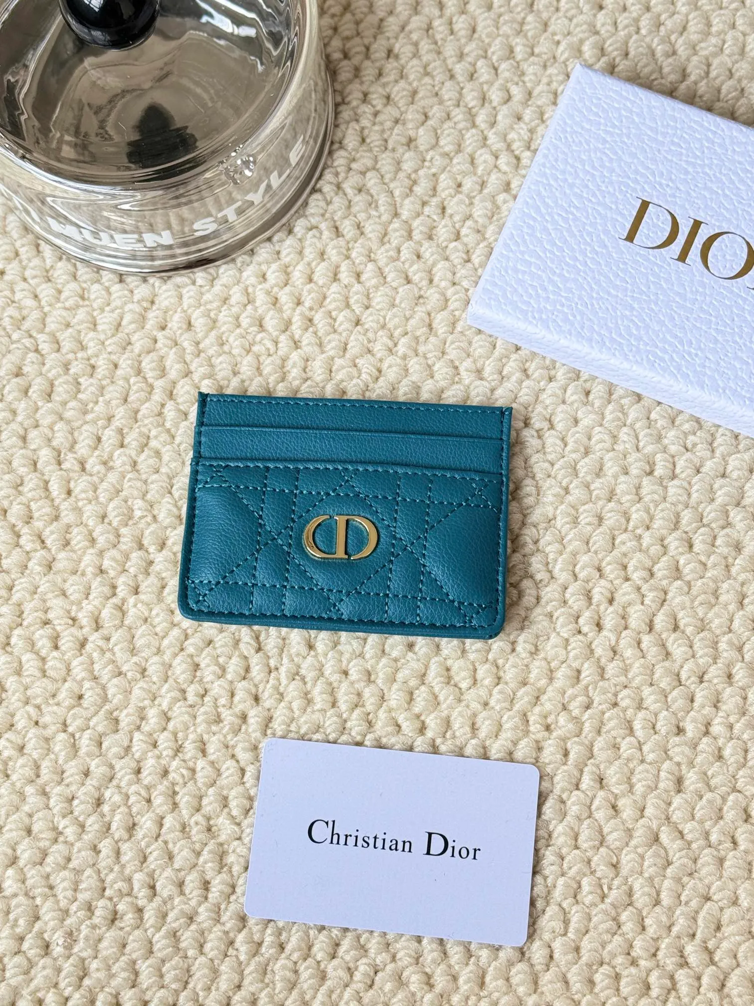 💰100 No.: S5130 Carefully crafted from soft cowhide, decorated with cannage pattern topstitching and embellished with the "CD" logo on the front. Elegant and sophisticated, it has five card slots and is suitable for various occasions. Size: 10.5*7.5cm Dior Caro five-compartment card holder is a new product this season, elegant and practical.