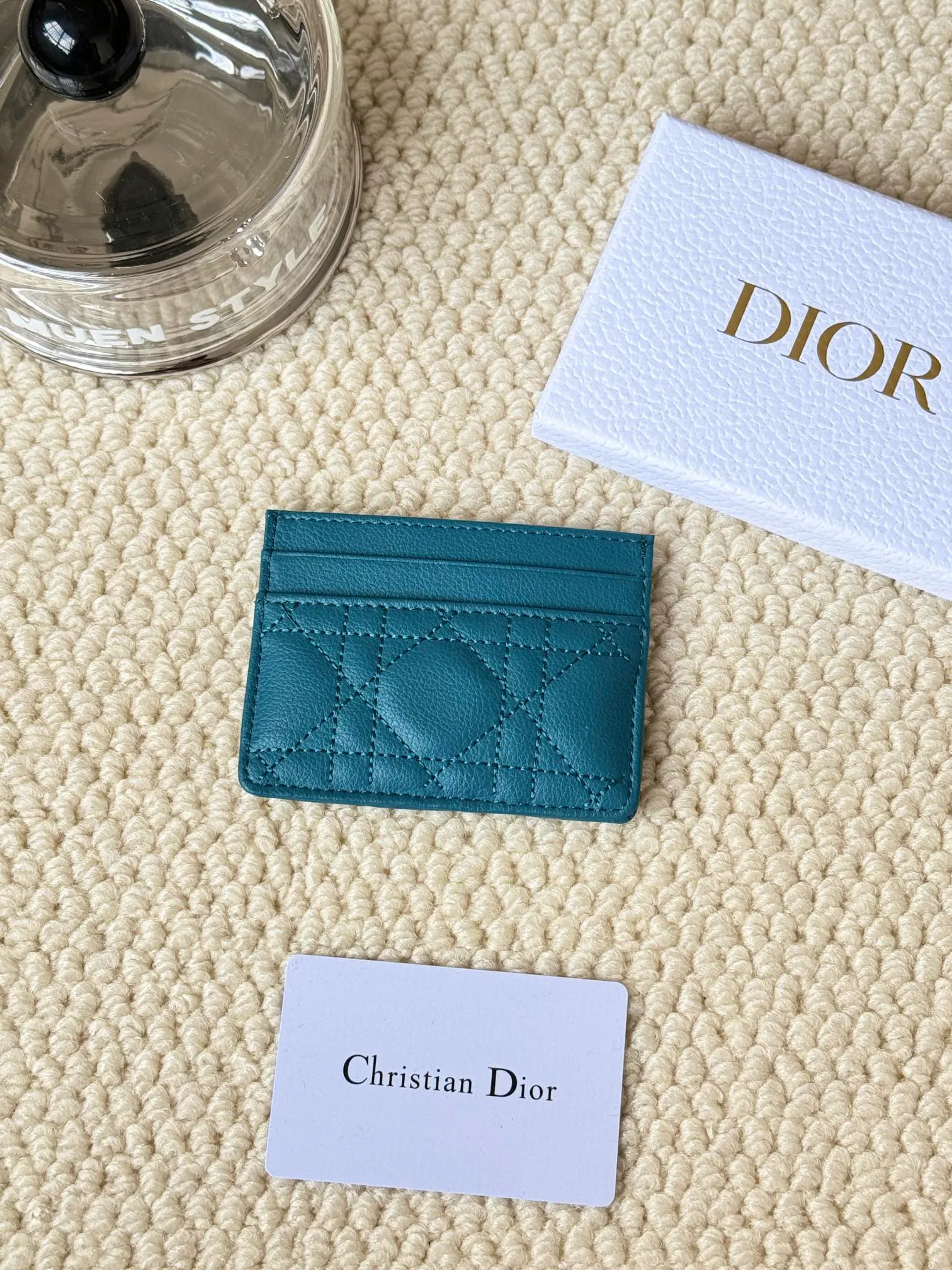 💰100 No.: S5130 Carefully crafted from soft cowhide, decorated with cannage pattern topstitching and embellished with the "CD" logo on the front. Elegant and sophisticated, it has five card slots and is suitable for various occasions. Size: 10.5*7.5cm Dior Caro five-compartment card holder is a new product this season, elegant and practical.