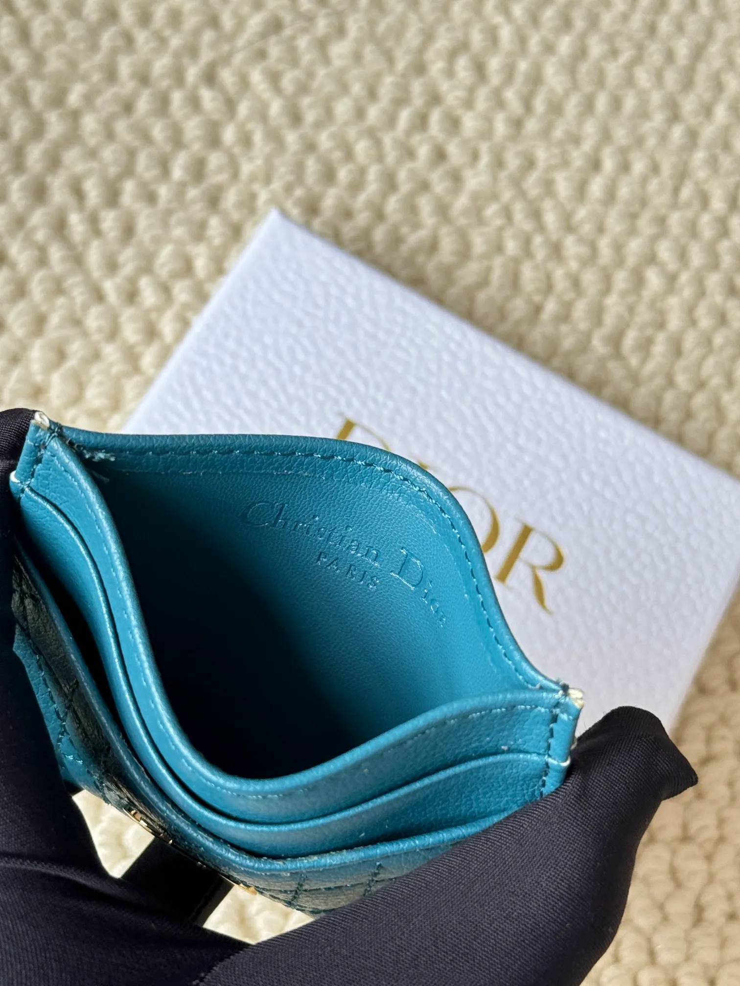💰100 No.: S5130 Carefully crafted from soft cowhide, decorated with cannage pattern topstitching and embellished with the "CD" logo on the front. Elegant and sophisticated, it has five card slots and is suitable for various occasions. Size: 10.5*7.5cm Dior Caro five-compartment card holder is a new product this season, elegant and practical.