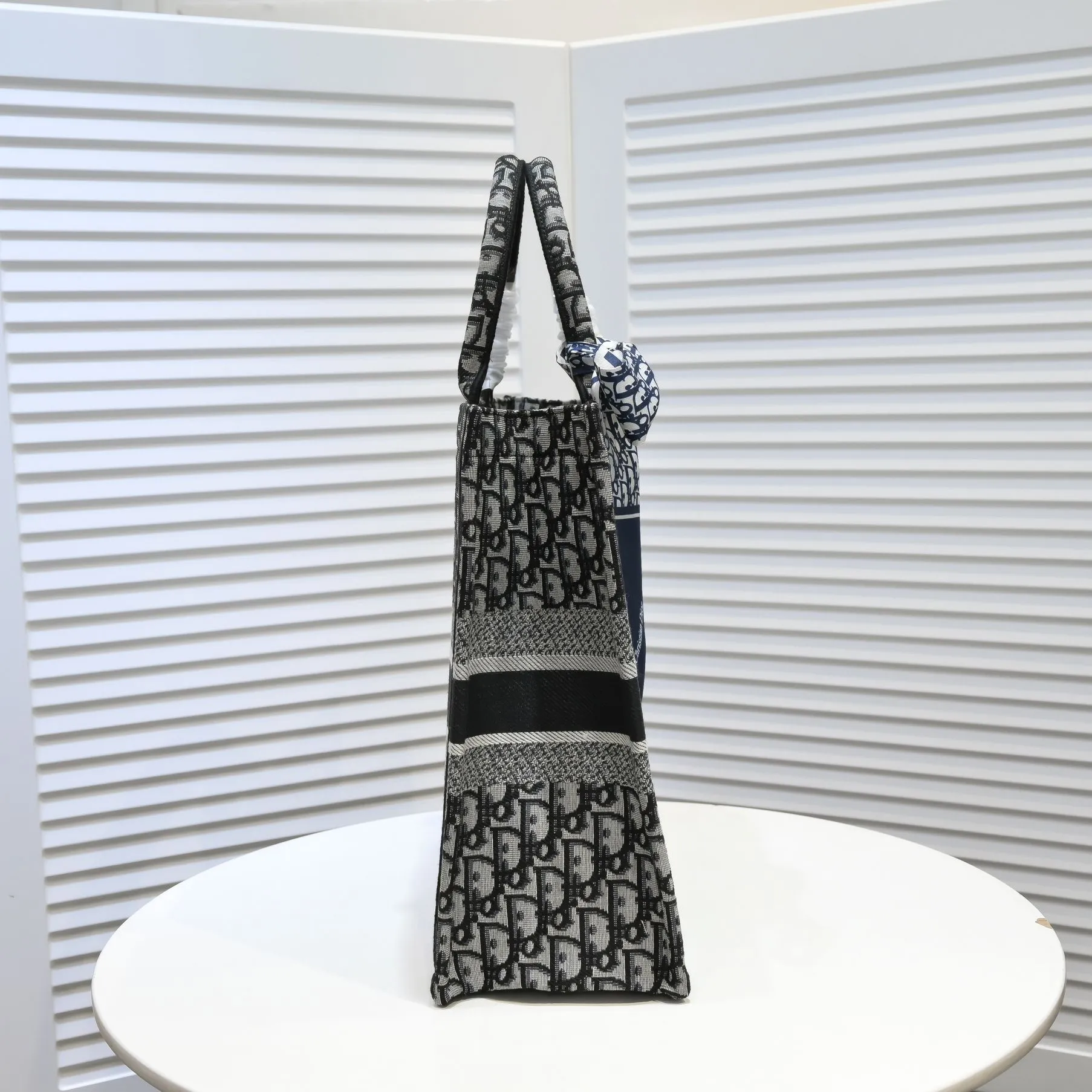 💰360￥With silk scarf, large size🔥 embroidered edge🔜Dior new shopping bag at Dior counter! Counters are updated simultaneously! Limited edition of the same style as the stars! Super stylish! Imported fabric👍high-end quality! You can go in and out of the counters at will without any pressure! The first choice for going out with super large capacity👍 Model: 8033 Size: 41*14*32cm