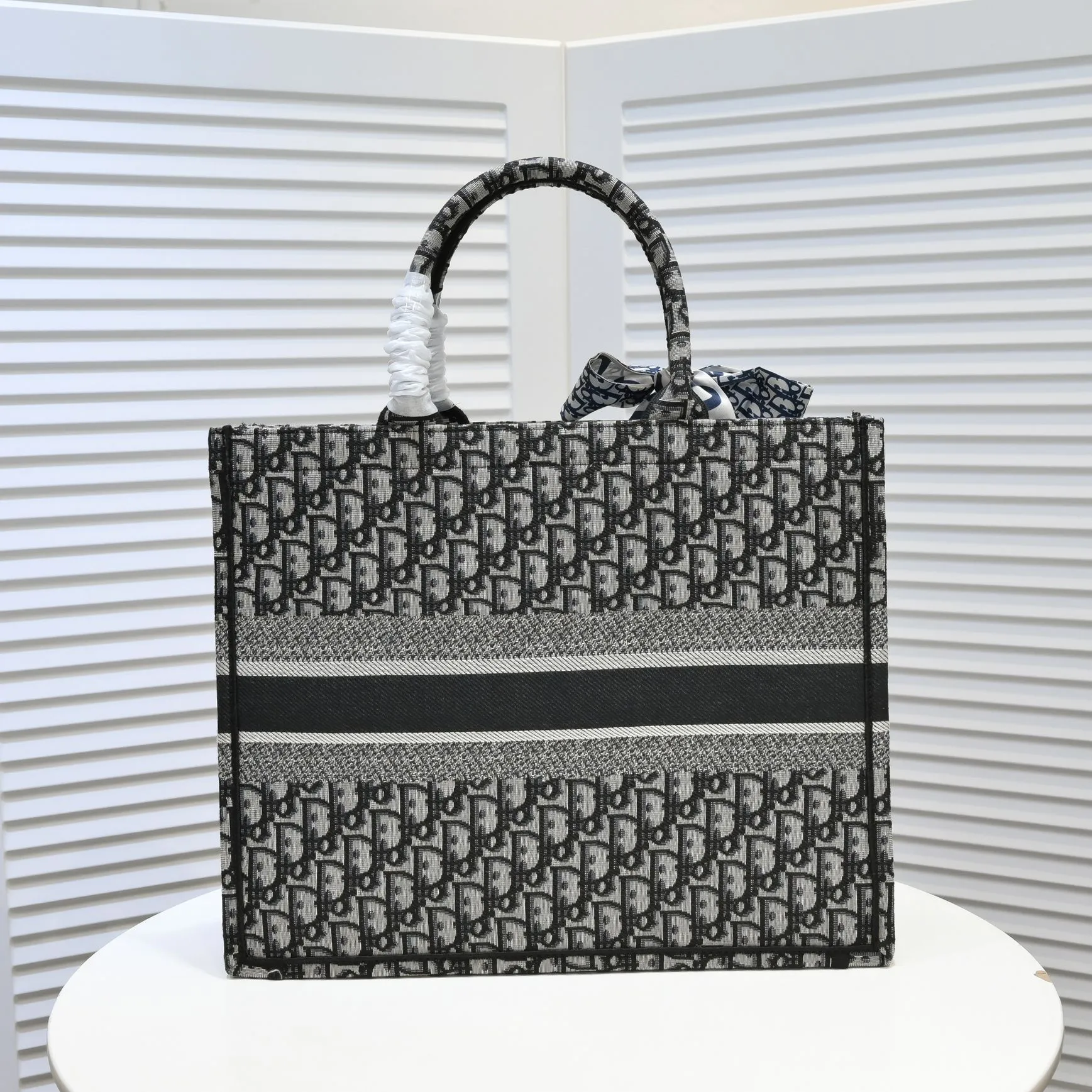 💰360￥With silk scarf, large size🔥 embroidered edge🔜Dior new shopping bag at Dior counter! Counters are updated simultaneously! Limited edition of the same style as the stars! Super stylish! Imported fabric👍high-end quality! You can go in and out of the counters at will without any pressure! The first choice for going out with super large capacity👍 Model: 8033 Size: 41*14*32cm
