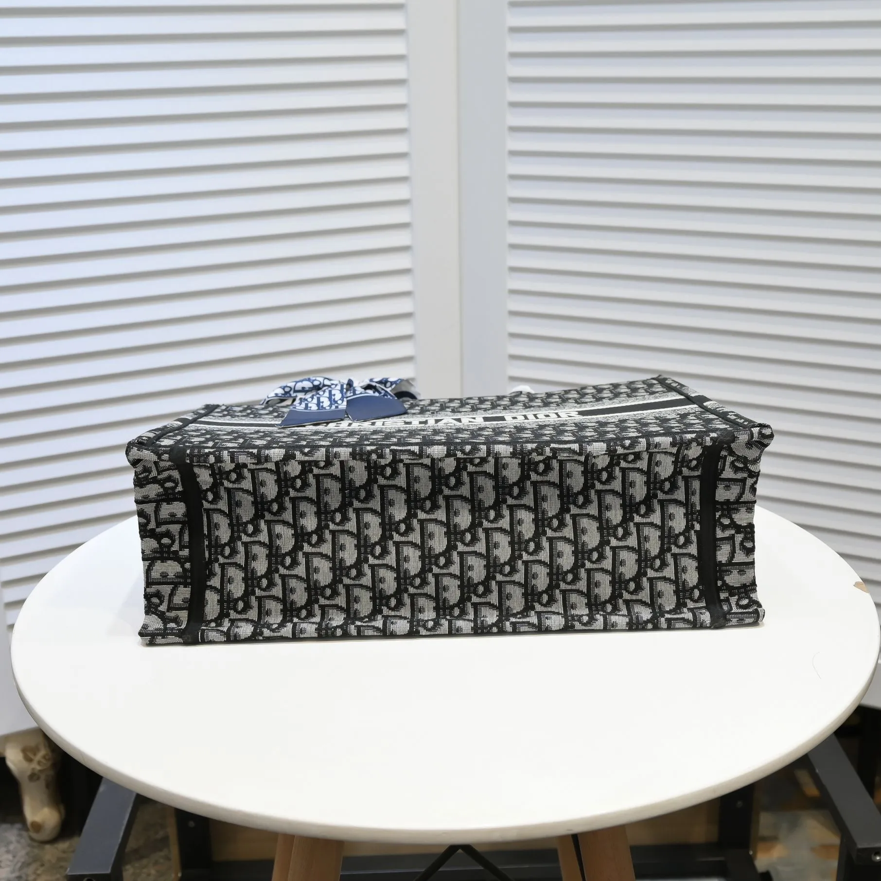 💰360￥With silk scarf, large size🔥 embroidered edge🔜Dior new shopping bag at Dior counter! Counters are updated simultaneously! Limited edition of the same style as the stars! Super stylish! Imported fabric👍high-end quality! You can go in and out of the counters at will without any pressure! The first choice for going out with super large capacity👍 Model: 8033 Size: 41*14*32cm