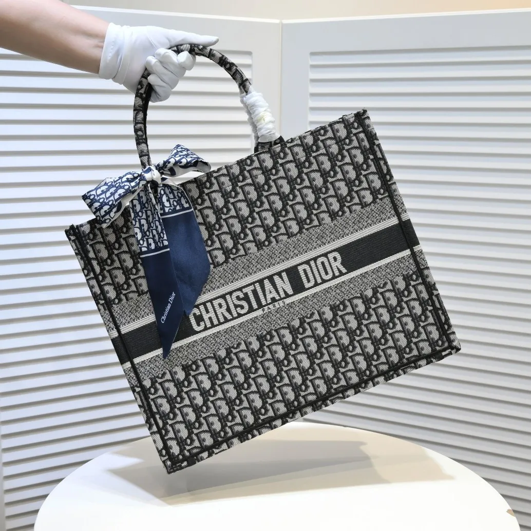 💰360￥With silk scarf, large size🔥 embroidered edge🔜Dior new shopping bag at Dior counter! Counters are updated simultaneously! Limited edition of the same style as the stars! Super stylish! Imported fabric👍high-end quality! You can go in and out of the counters at will without any pressure! The first choice for going out with super large capacity👍 Model: 8033 Size: 41*14*32cm