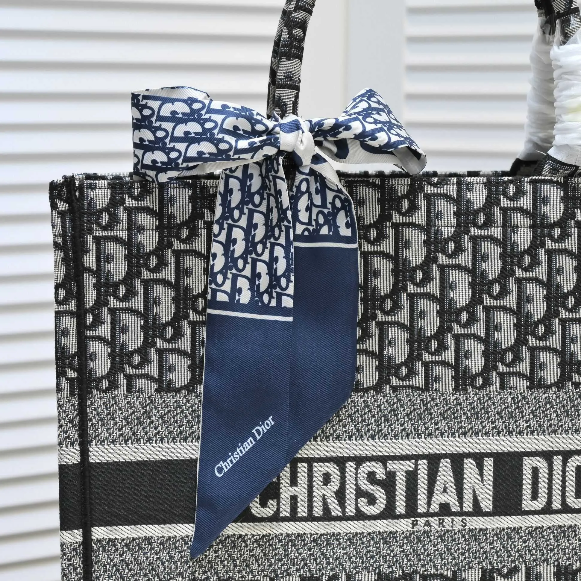 💰360￥With silk scarf, large size🔥 embroidered edge🔜Dior new shopping bag at Dior counter! Counters are updated simultaneously! Limited edition of the same style as the stars! Super stylish! Imported fabric👍high-end quality! You can go in and out of the counters at will without any pressure! The first choice for going out with super large capacity👍 Model: 8033 Size: 41*14*32cm