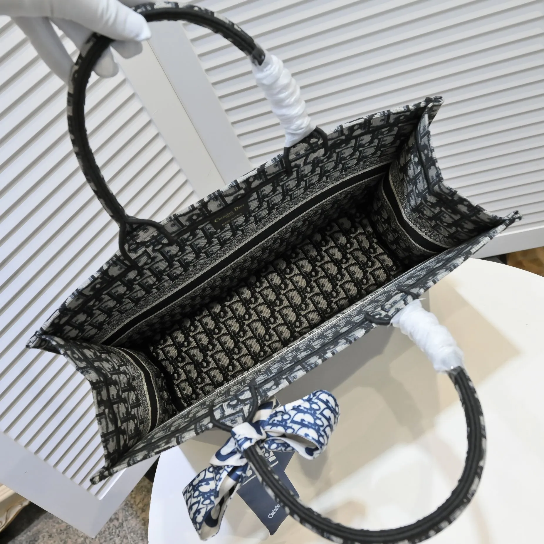 💰360￥With silk scarf, large size🔥 embroidered edge🔜Dior new shopping bag at Dior counter! Counters are updated simultaneously! Limited edition of the same style as the stars! Super stylish! Imported fabric👍high-end quality! You can go in and out of the counters at will without any pressure! The first choice for going out with super large capacity👍 Model: 8033 Size: 41*14*32cm