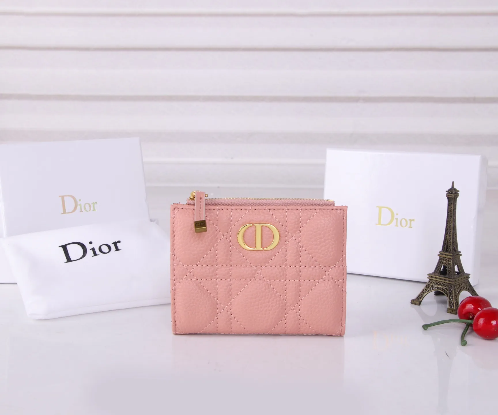 💰P170 Style No.: 3017-4 Brand: Dior Color: Pink Red Size: 11.5*9*2 Description: The latest styles from Dior counters are now available! Made of imported calfskin, the workmanship is exquisite, comparable to that of counters! Multifunctional small wallet, super practical! 3865