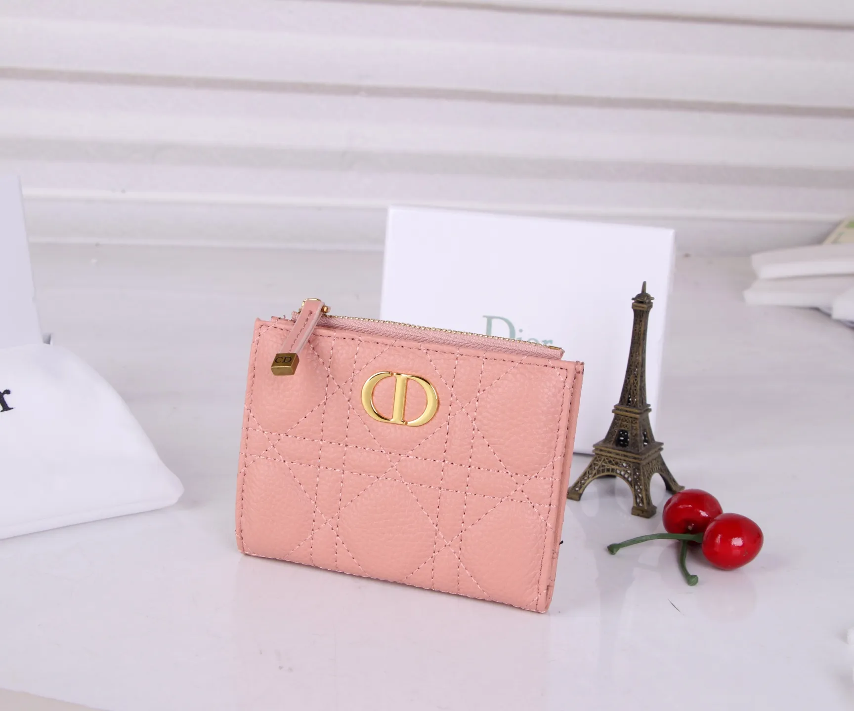 💰P170 Style No.: 3017-4 Brand: Dior Color: Pink Red Size: 11.5*9*2 Description: The latest styles from Dior counters are now available! Made of imported calfskin, the workmanship is exquisite, comparable to that of counters! Multifunctional small wallet, super practical! 3865