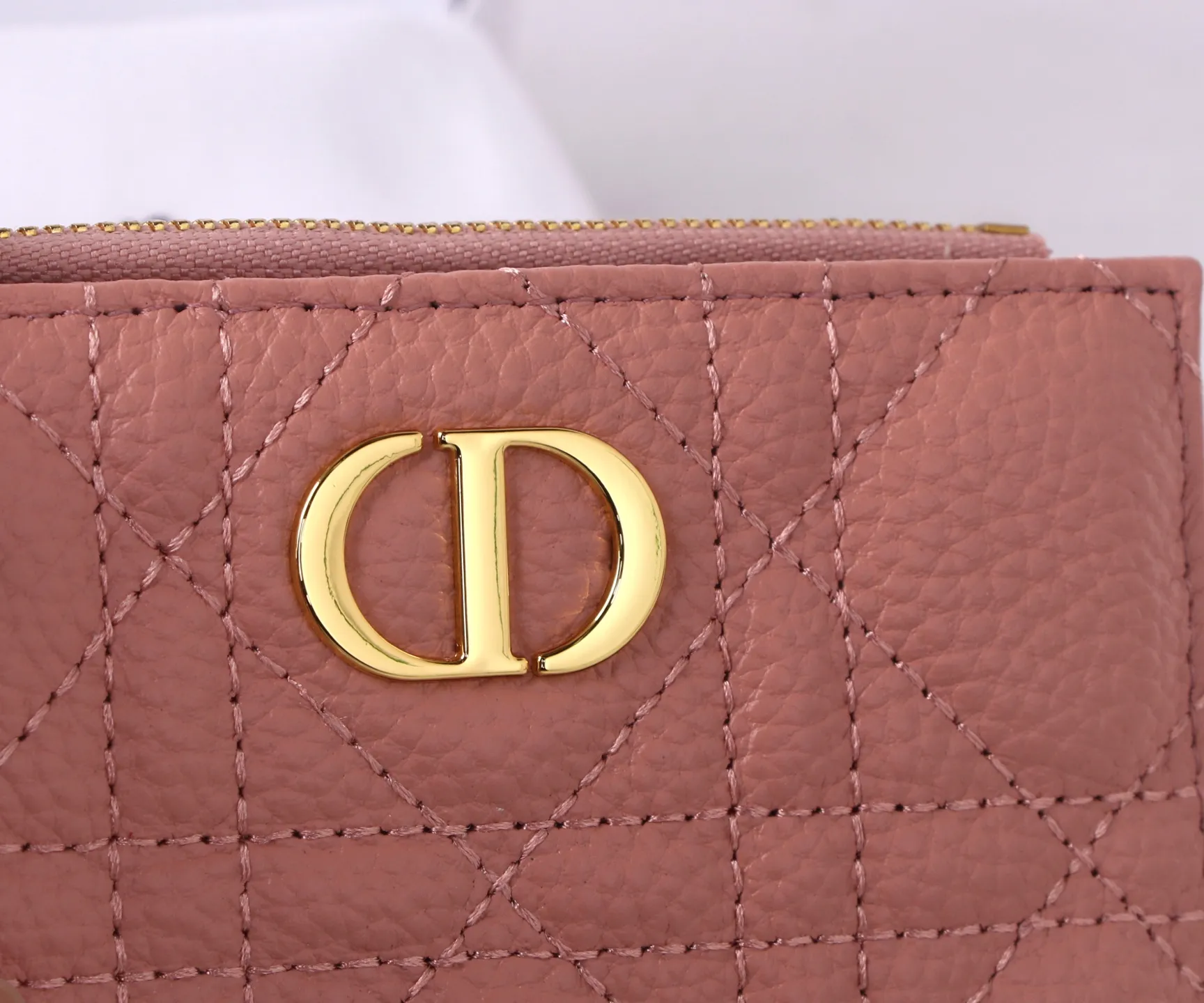 💰P170 Style No.: 3017-4 Brand: Dior Color: Pink Red Size: 11.5*9*2 Description: The latest styles from Dior counters are now available! Made of imported calfskin, the workmanship is exquisite, comparable to that of counters! Multifunctional small wallet, super practical! 3865
