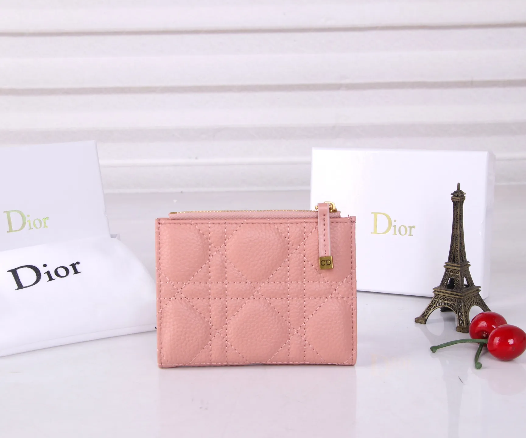 💰P170 Style No.: 3017-4 Brand: Dior Color: Pink Red Size: 11.5*9*2 Description: The latest styles from Dior counters are now available! Made of imported calfskin, the workmanship is exquisite, comparable to that of counters! Multifunctional small wallet, super practical! 3865