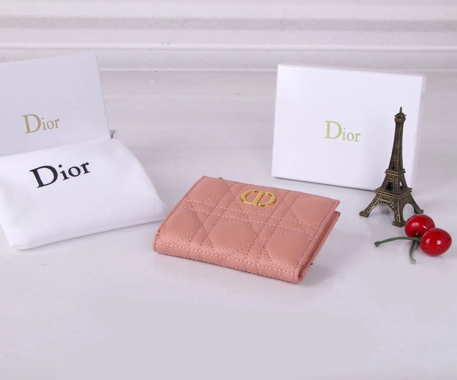 💰P170 Style No.: 3017-4 Brand: Dior Color: Pink Red Size: 11.5*9*2 Description: The latest styles from Dior counters are now available! Made of imported calfskin, the workmanship is exquisite, comparable to that of counters! Multifunctional small wallet, super practical! 3865