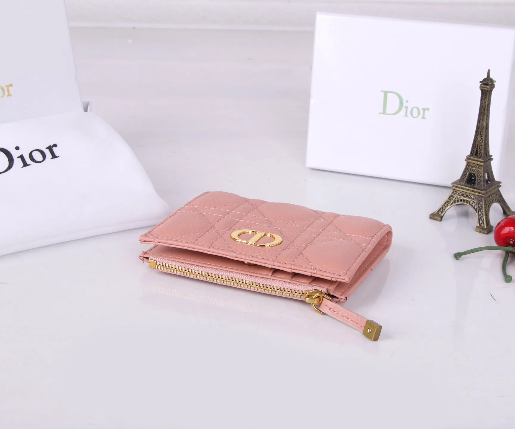 💰P170 Style No.: 3017-4 Brand: Dior Color: Pink Red Size: 11.5*9*2 Description: The latest styles from Dior counters are now available! Made of imported calfskin, the workmanship is exquisite, comparable to that of counters! Multifunctional small wallet, super practical! 3865