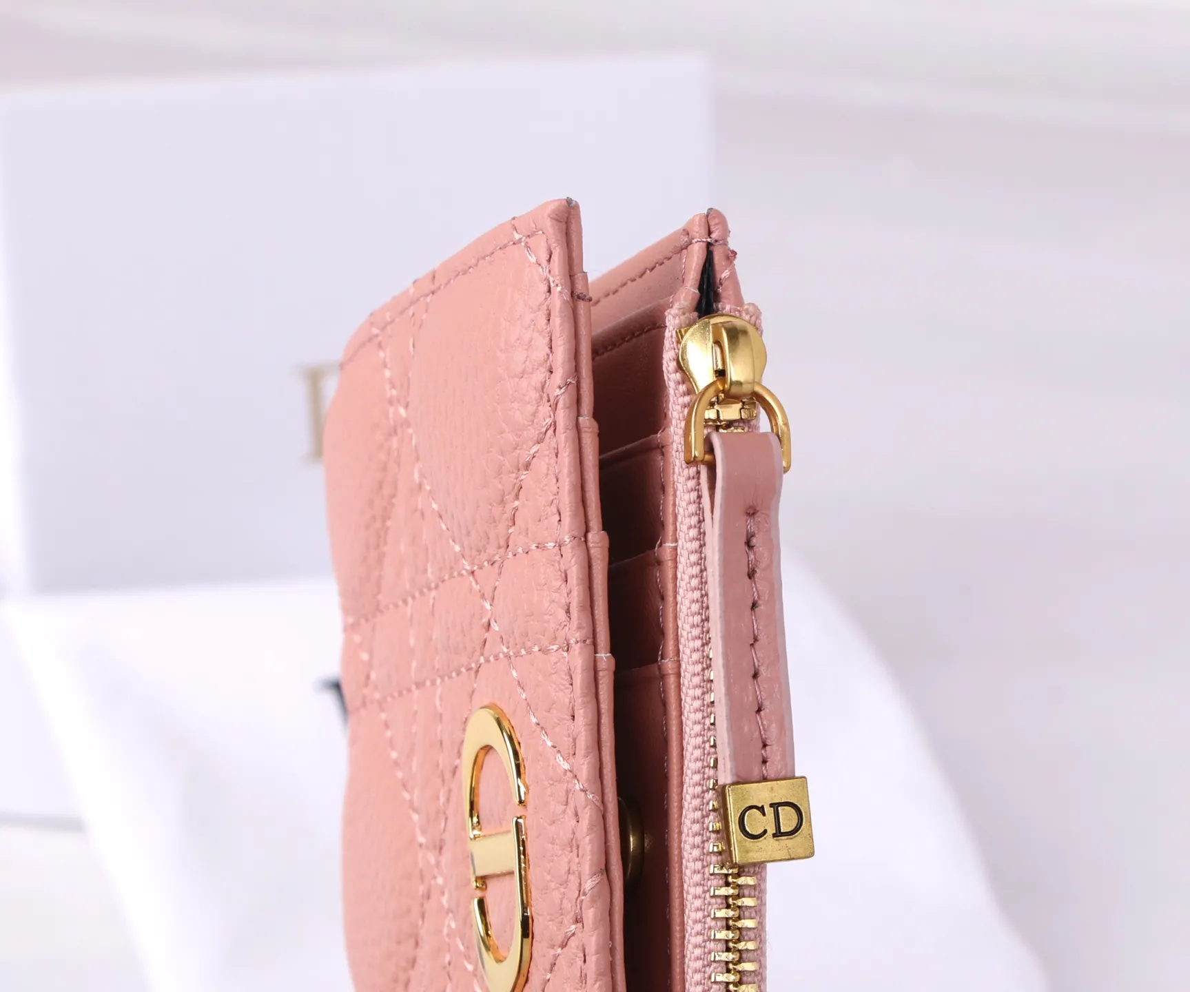 💰P170 Style No.: 3017-4 Brand: Dior Color: Pink Red Size: 11.5*9*2 Description: The latest styles from Dior counters are now available! Made of imported calfskin, the workmanship is exquisite, comparable to that of counters! Multifunctional small wallet, super practical! 3865