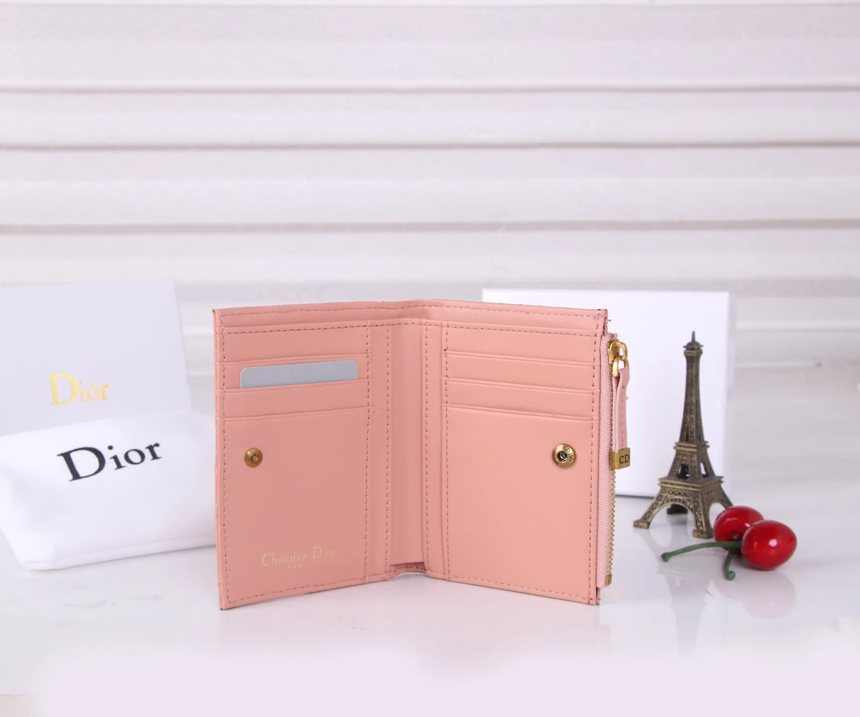 💰P170 Style No.: 3017-4 Brand: Dior Color: Pink Red Size: 11.5*9*2 Description: The latest styles from Dior counters are now available! Made of imported calfskin, the workmanship is exquisite, comparable to that of counters! Multifunctional small wallet, super practical! 3865