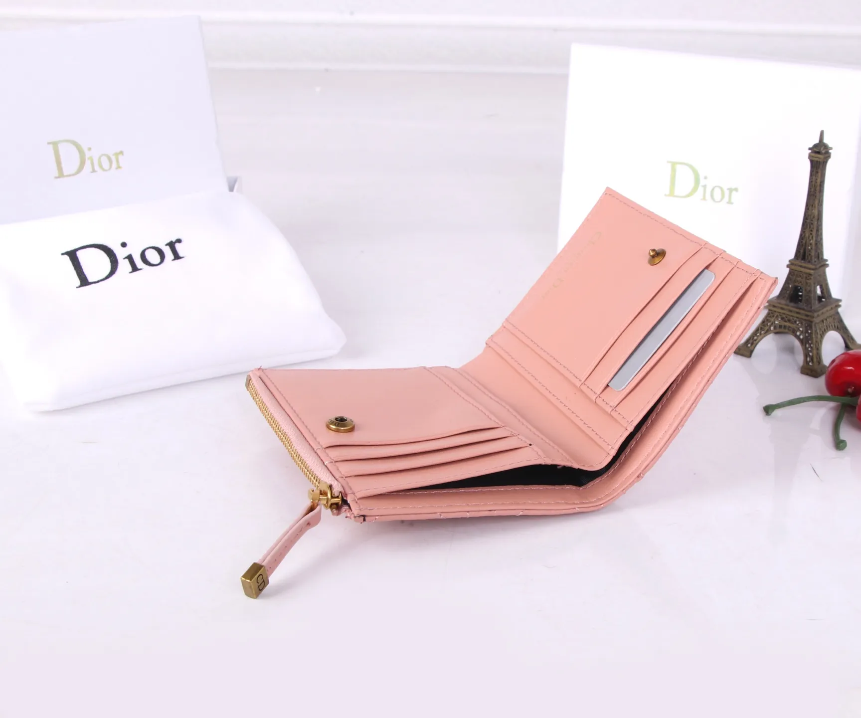 💰P170 Style No.: 3017-4 Brand: Dior Color: Pink Red Size: 11.5*9*2 Description: The latest styles from Dior counters are now available! Made of imported calfskin, the workmanship is exquisite, comparable to that of counters! Multifunctional small wallet, super practical! 3865