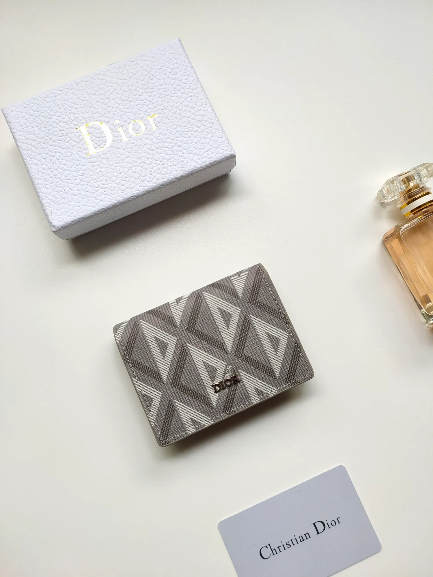 ￥110🎉DIOR’s new business card holder is practical yet elegant. Style number: CH136 Crafted in Dior CD Diamond canvas 😍 drawing inspiration from the Dior archives and finished with tonal smooth calf leather details. Interior gusseted compartment with main card slot and flap with two card slots. Easily slips into a pocket or handbag. Size:10*6.8cm