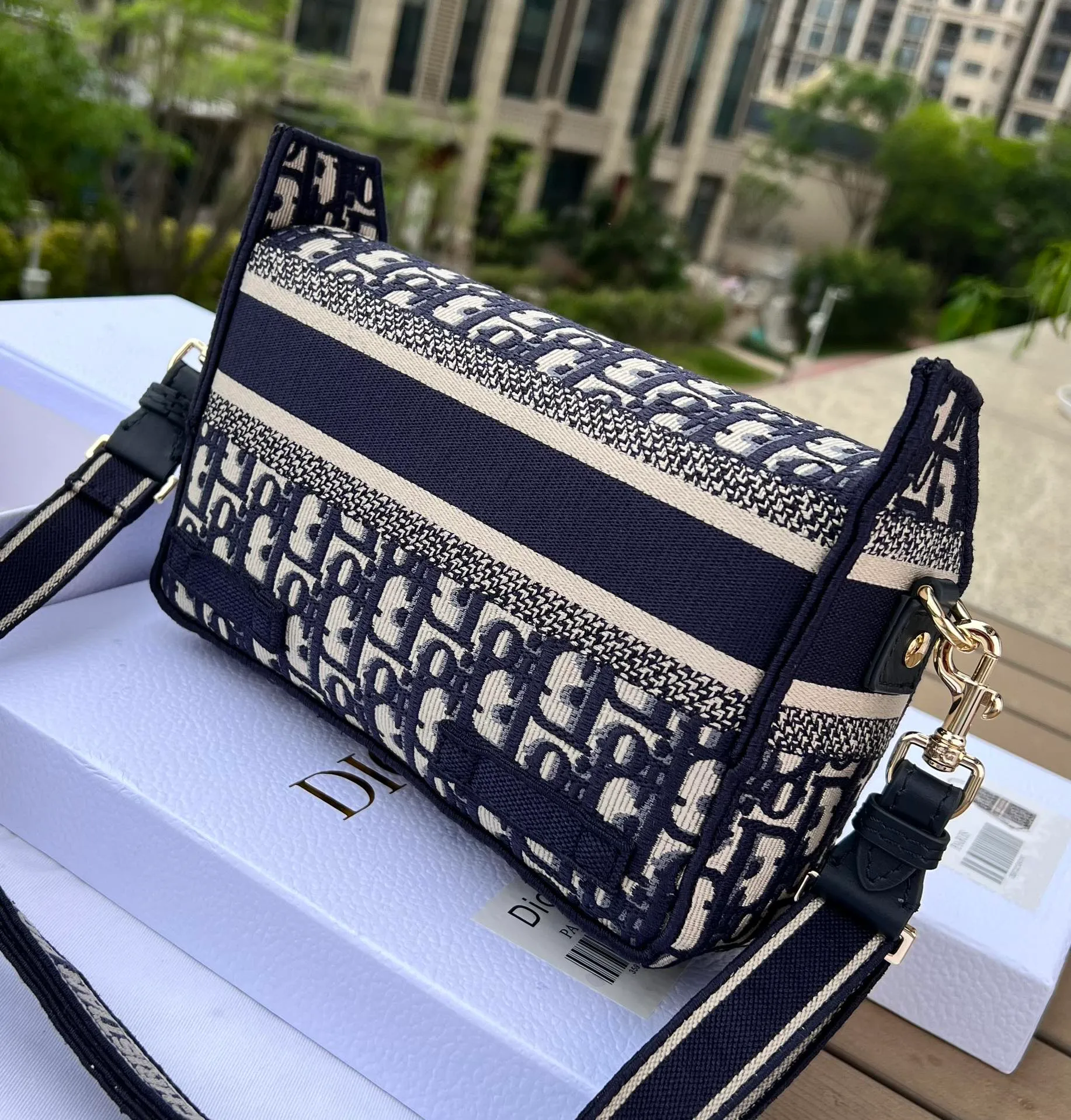 ❗️❗️❗️Free shipping with SF Express for year-end events❗️❗️❗️💰1500 Size: 23×15×8cm Dior overseas channel new small postman ❗️This Diorcam💰 handbag is carefully designed by Maria Grazia Chiuri on the basis of the classic messenger bag, incorporating Dior’s iconic elements to create a casual and fashionable look. Decorated with blue Oblique print throughout, it is paired with a CHRISTIANDIOR 💰ARIS logo flap and a sports-style CD buckle to enhance the style. The compact small version features an adjustable and removable shoulder strap, making it ideal for shoulder or cross-body wear.