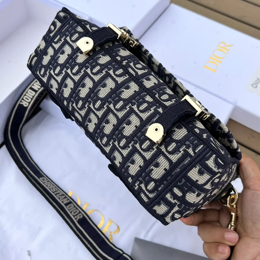 ❗️❗️❗️Free shipping with SF Express for year-end events❗️❗️❗️💰1500 Size: 23×15×8cm Dior overseas channel new small postman ❗️This Diorcam💰 handbag is carefully designed by Maria Grazia Chiuri on the basis of the classic messenger bag, incorporating Dior’s iconic elements to create a casual and fashionable look. Decorated with blue Oblique print throughout, it is paired with a CHRISTIANDIOR 💰ARIS logo flap and a sports-style CD buckle to enhance the style. The compact small version features an adjustable and removable shoulder strap, making it ideal for shoulder or cross-body wear.