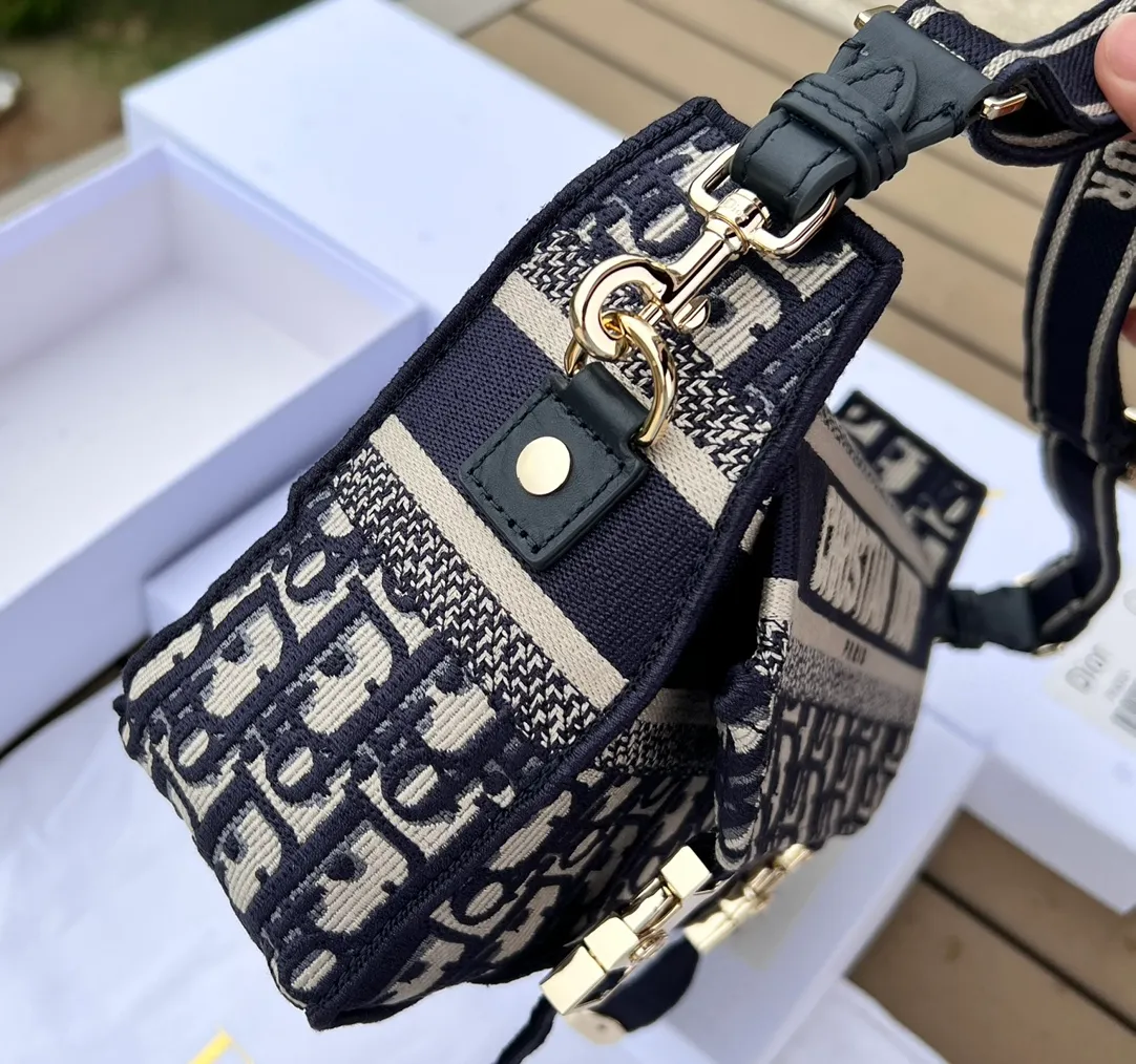 ❗️❗️❗️Free shipping with SF Express for year-end events❗️❗️❗️💰1500 Size: 23×15×8cm Dior overseas channel new small postman ❗️This Diorcam💰 handbag is carefully designed by Maria Grazia Chiuri on the basis of the classic messenger bag, incorporating Dior’s iconic elements to create a casual and fashionable look. Decorated with blue Oblique print throughout, it is paired with a CHRISTIANDIOR 💰ARIS logo flap and a sports-style CD buckle to enhance the style. The compact small version features an adjustable and removable shoulder strap, making it ideal for shoulder or cross-body wear.