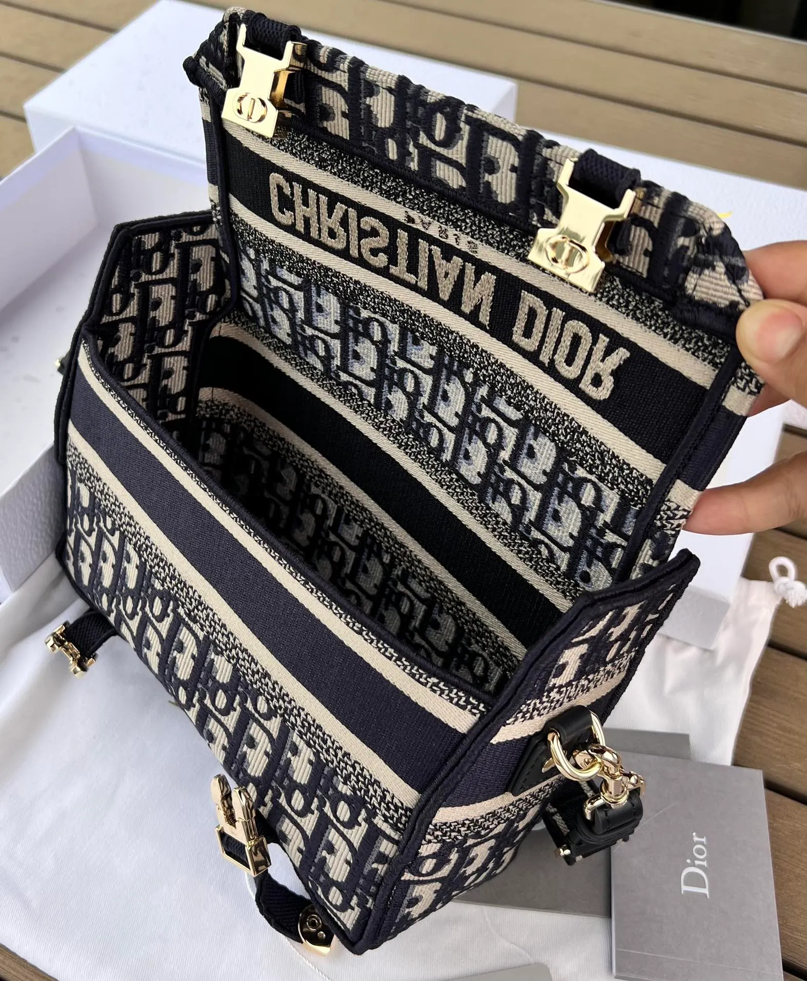 ❗️❗️❗️Free shipping with SF Express for year-end events❗️❗️❗️💰1500 Size: 23×15×8cm Dior overseas channel new small postman ❗️This Diorcam💰 handbag is carefully designed by Maria Grazia Chiuri on the basis of the classic messenger bag, incorporating Dior’s iconic elements to create a casual and fashionable look. Decorated with blue Oblique print throughout, it is paired with a CHRISTIANDIOR 💰ARIS logo flap and a sports-style CD buckle to enhance the style. The compact small version features an adjustable and removable shoulder strap, making it ideal for shoulder or cross-body wear.