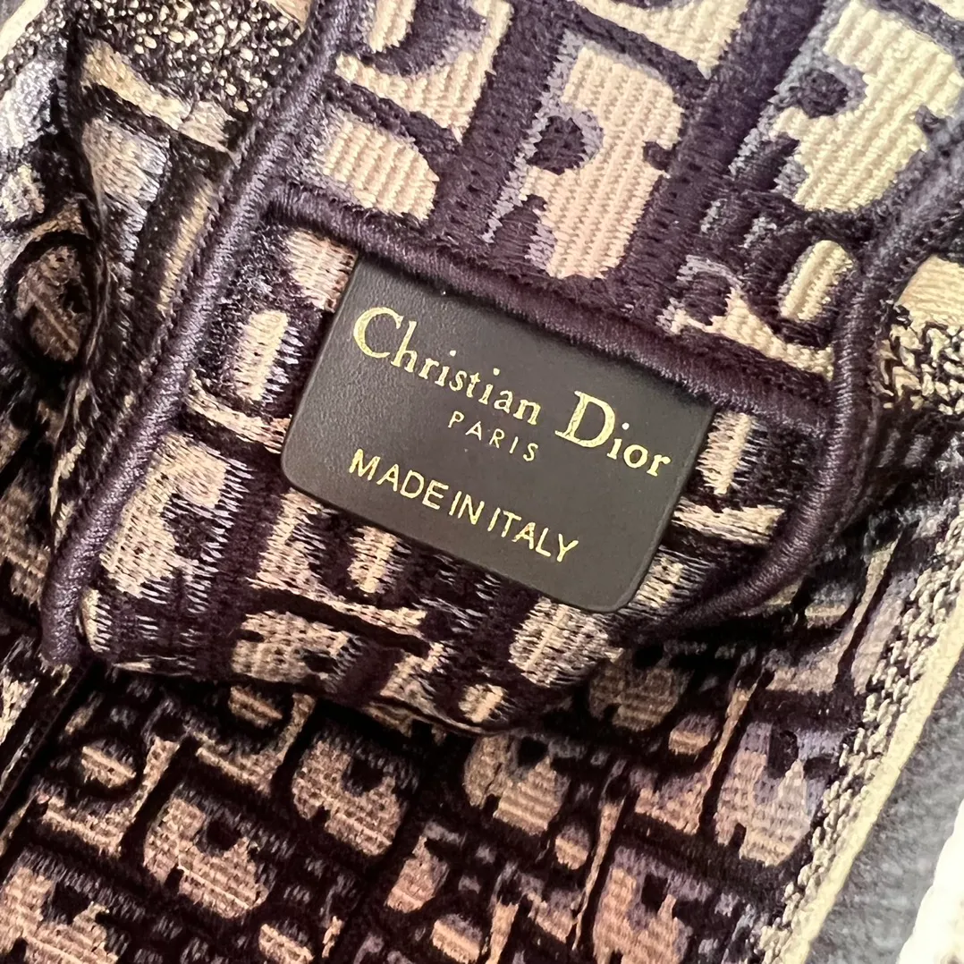 ❗️❗️❗️Free shipping with SF Express for year-end events❗️❗️❗️💰1500 Size: 23×15×8cm Dior overseas channel new small postman ❗️This Diorcam💰 handbag is carefully designed by Maria Grazia Chiuri on the basis of the classic messenger bag, incorporating Dior’s iconic elements to create a casual and fashionable look. Decorated with blue Oblique print throughout, it is paired with a CHRISTIANDIOR 💰ARIS logo flap and a sports-style CD buckle to enhance the style. The compact small version features an adjustable and removable shoulder strap, making it ideal for shoulder or cross-body wear.