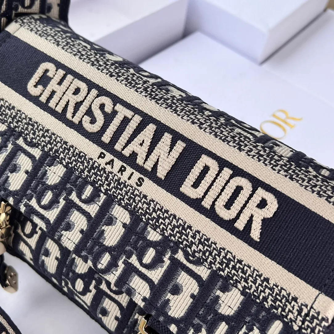 ❗️❗️❗️Free shipping with SF Express for year-end events❗️❗️❗️💰1500 Size: 23×15×8cm Dior overseas channel new small postman ❗️This Diorcam💰 handbag is carefully designed by Maria Grazia Chiuri on the basis of the classic messenger bag, incorporating Dior’s iconic elements to create a casual and fashionable look. Decorated with blue Oblique print throughout, it is paired with a CHRISTIANDIOR 💰ARIS logo flap and a sports-style CD buckle to enhance the style. The compact small version features an adjustable and removable shoulder strap, making it ideal for shoulder or cross-body wear.