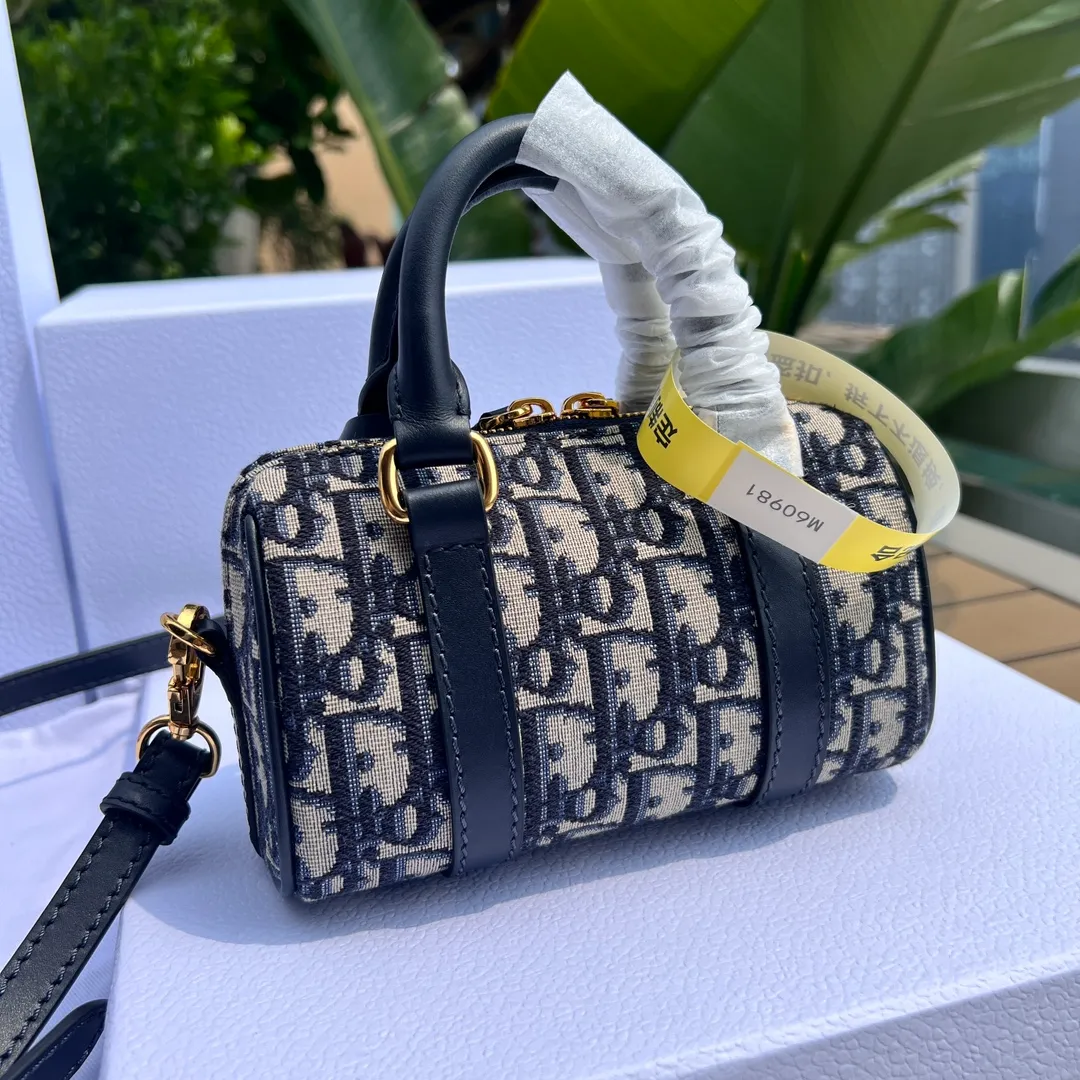 ❗️❗️❗️Free shipping with SF Express for year-end events❗️❗️❗️💰1400 Size: 16×11×8cm Dior overseas channel resources specialize in Boston 16cm mini handbag❗️ This Dior Groove 16 mini handbag is a new product of the 2024 winter ready-to-wear series, designed by Maria Grazia Chiuri), crafted from blue Oblique printed fabric, elegant and stylish. The compartments are spacious and can store a variety of daily necessities. Featuring a leather top handle and adjustable and removable shoulder strap, it can be worn by hand, over the shoulder or cross-body, making it the ideal bag for everyday looks.
