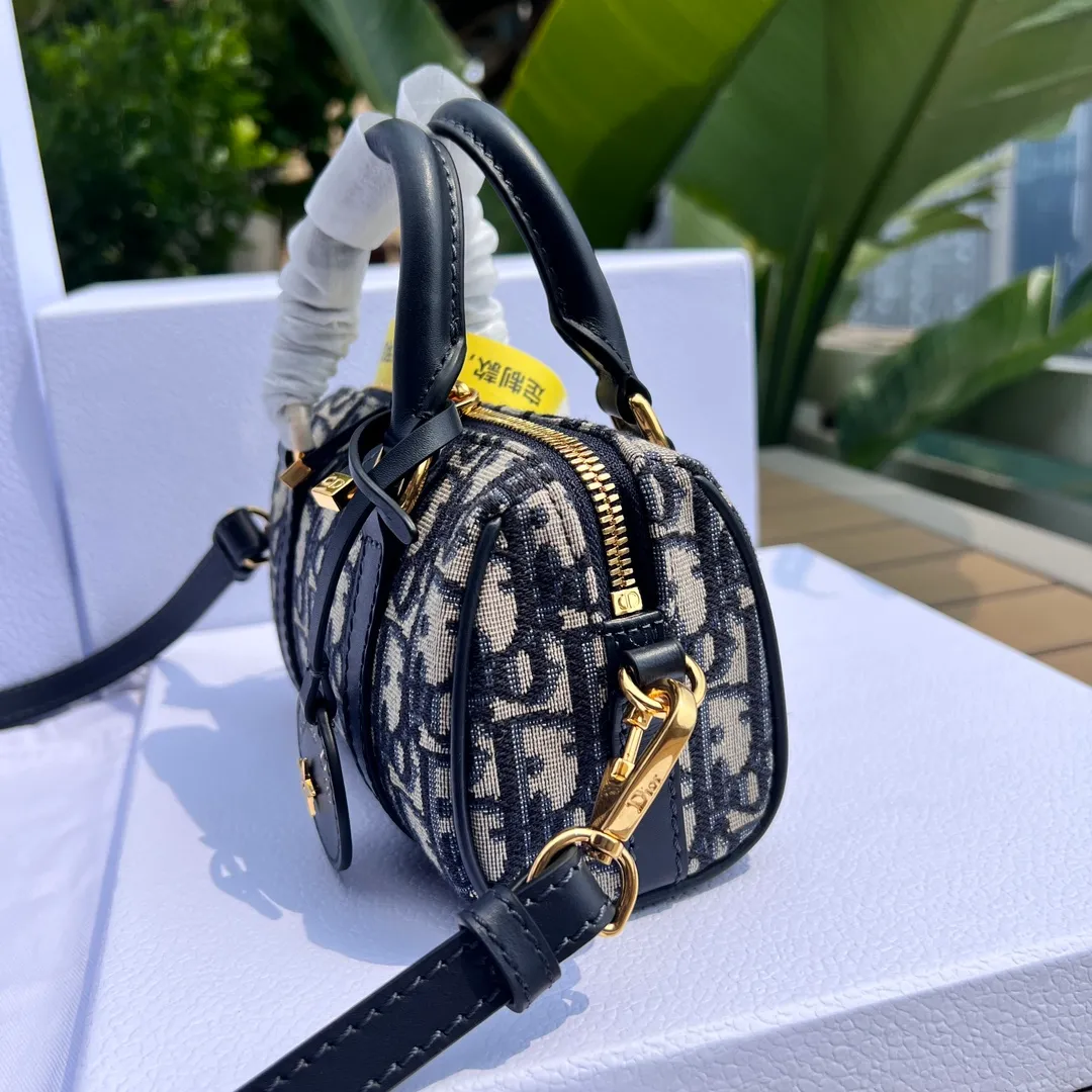❗️❗️❗️Free shipping with SF Express for year-end events❗️❗️❗️💰1400 Size: 16×11×8cm Dior overseas channel resources specialize in Boston 16cm mini handbag❗️ This Dior Groove 16 mini handbag is a new product of the 2024 winter ready-to-wear series, designed by Maria Grazia Chiuri), crafted from blue Oblique printed fabric, elegant and stylish. The compartments are spacious and can store a variety of daily necessities. Featuring a leather top handle and adjustable and removable shoulder strap, it can be worn by hand, over the shoulder or cross-body, making it the ideal bag for everyday looks.