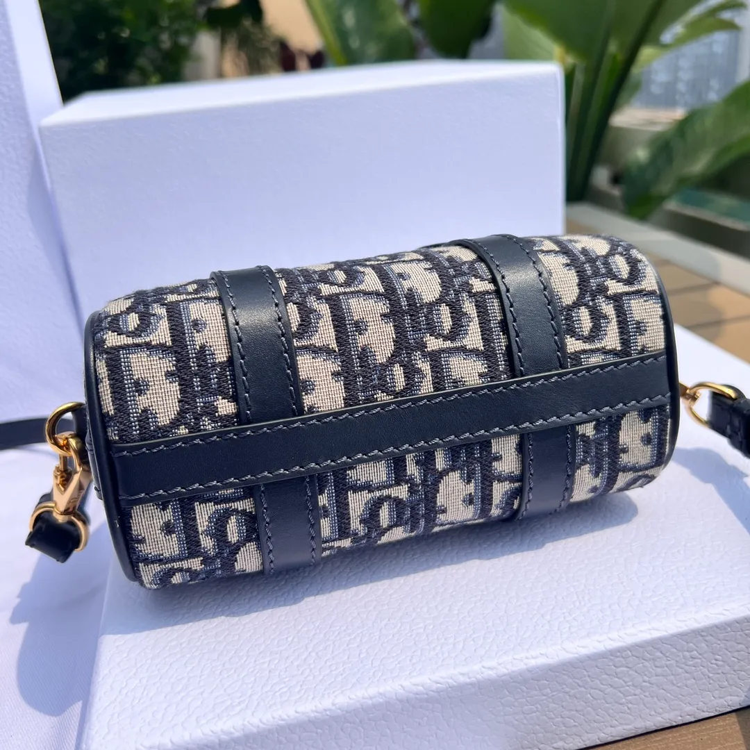 ❗️❗️❗️Free shipping with SF Express for year-end events❗️❗️❗️💰1400 Size: 16×11×8cm Dior overseas channel resources specialize in Boston 16cm mini handbag❗️ This Dior Groove 16 mini handbag is a new product of the 2024 winter ready-to-wear series, designed by Maria Grazia Chiuri), crafted from blue Oblique printed fabric, elegant and stylish. The compartments are spacious and can store a variety of daily necessities. Featuring a leather top handle and adjustable and removable shoulder strap, it can be worn by hand, over the shoulder or cross-body, making it the ideal bag for everyday looks.