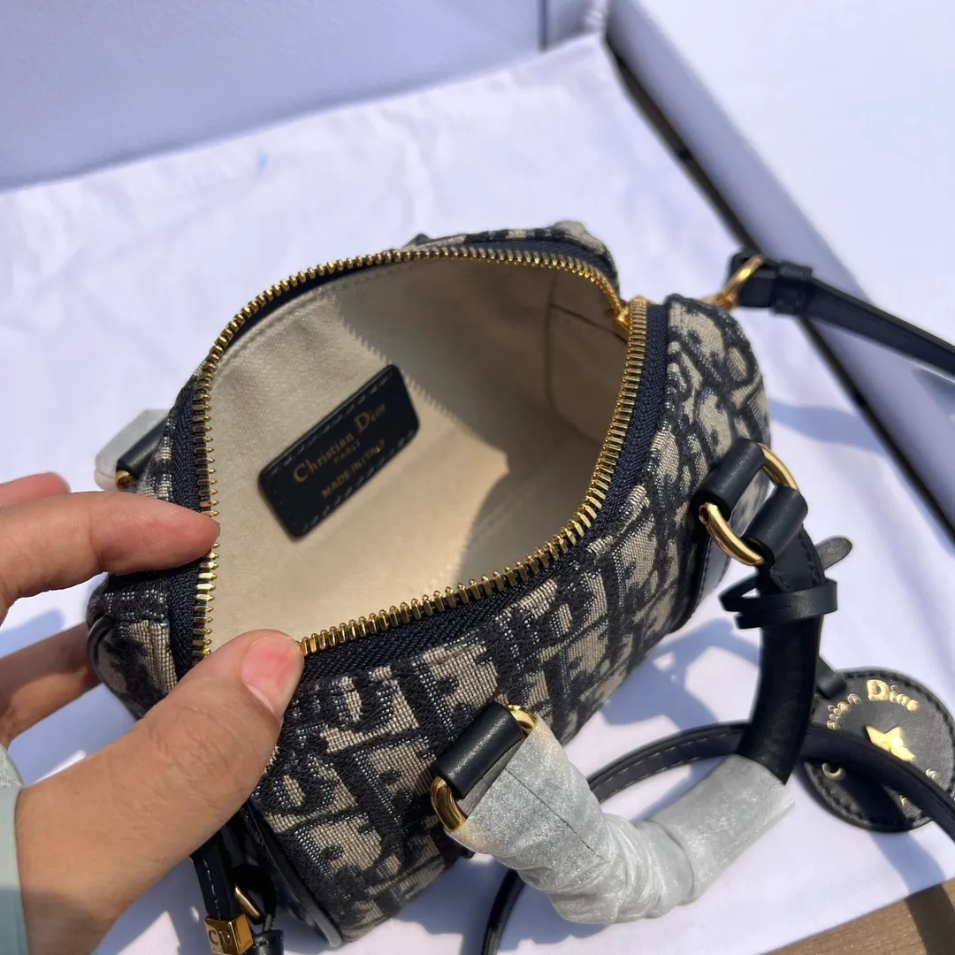 ❗️❗️❗️Free shipping with SF Express for year-end events❗️❗️❗️💰1400 Size: 16×11×8cm Dior overseas channel resources specialize in Boston 16cm mini handbag❗️ This Dior Groove 16 mini handbag is a new product of the 2024 winter ready-to-wear series, designed by Maria Grazia Chiuri), crafted from blue Oblique printed fabric, elegant and stylish. The compartments are spacious and can store a variety of daily necessities. Featuring a leather top handle and adjustable and removable shoulder strap, it can be worn by hand, over the shoulder or cross-body, making it the ideal bag for everyday looks.