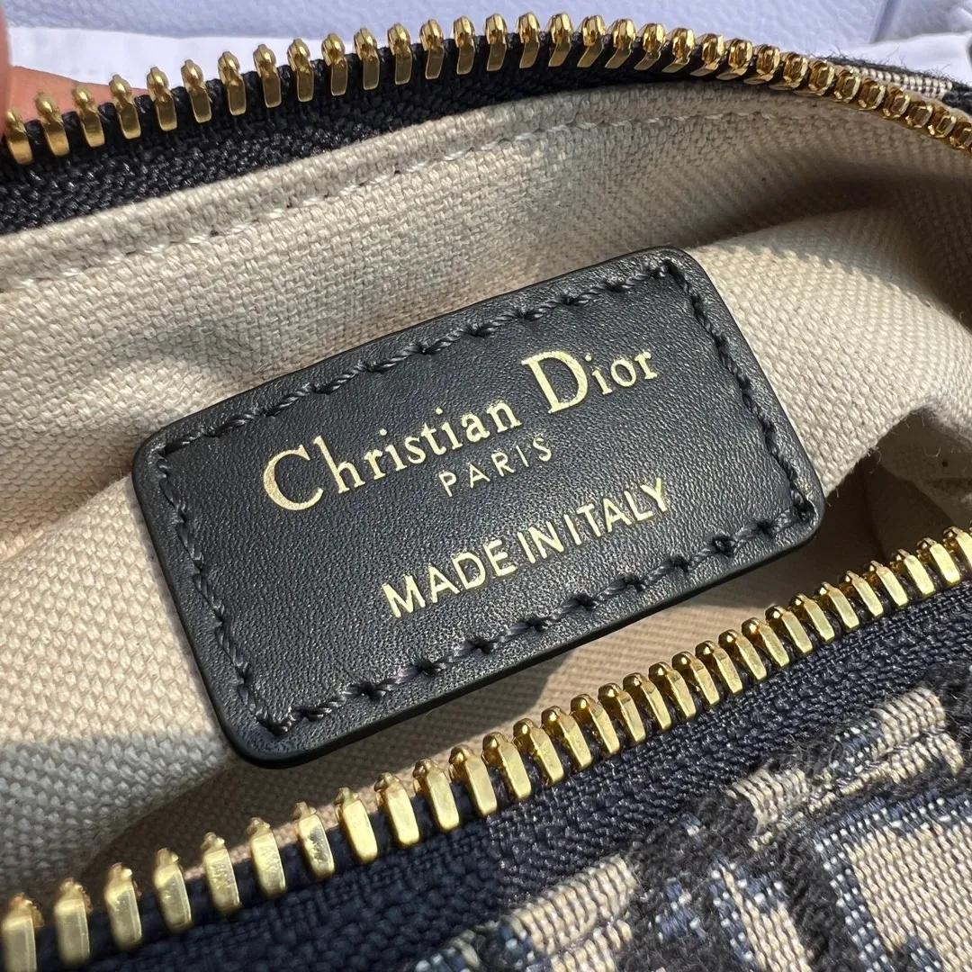 ❗️❗️❗️Free shipping with SF Express for year-end events❗️❗️❗️💰1400 Size: 16×11×8cm Dior overseas channel resources specialize in Boston 16cm mini handbag❗️ This Dior Groove 16 mini handbag is a new product of the 2024 winter ready-to-wear series, designed by Maria Grazia Chiuri), crafted from blue Oblique printed fabric, elegant and stylish. The compartments are spacious and can store a variety of daily necessities. Featuring a leather top handle and adjustable and removable shoulder strap, it can be worn by hand, over the shoulder or cross-body, making it the ideal bag for everyday looks.
