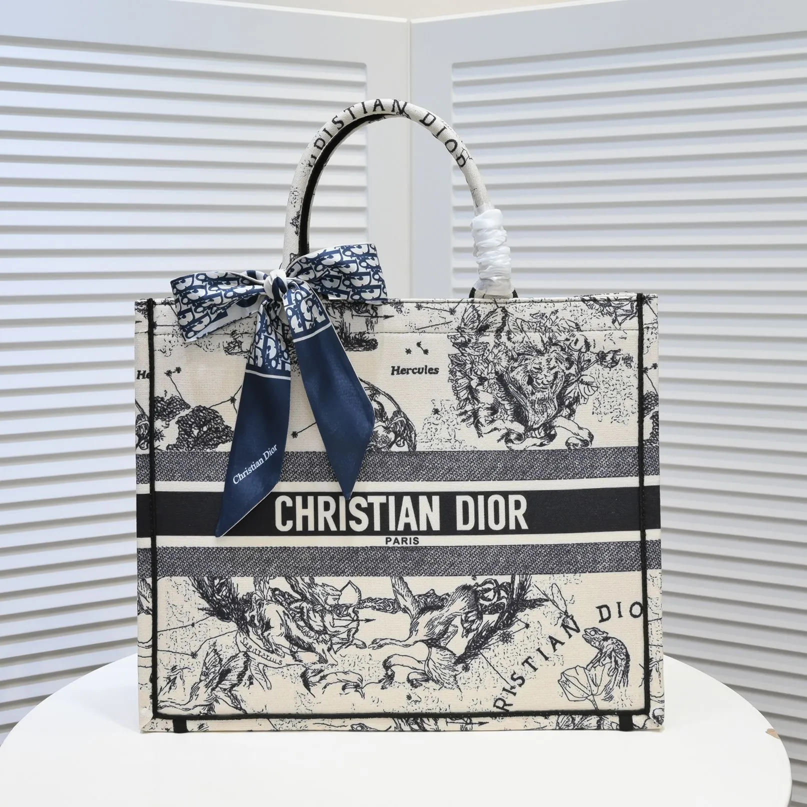💰360￥With silk scarf, large size🔥 embroidered edge🔜Dior new shopping bag at Dior counter! Counters are updated simultaneously! Limited edition of the same style as the stars! Super stylish! Imported fabric👍high-end quality! You can go in and out of the counters at will without any pressure! The first choice for going out with super large capacity👍 Model: 8033 Size: 41*14*32cm
