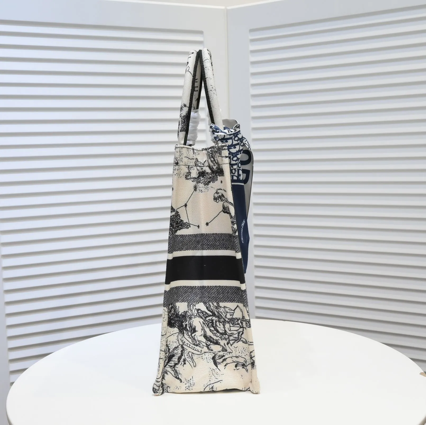 💰360￥With silk scarf, large size🔥 embroidered edge🔜Dior new shopping bag at Dior counter! Counters are updated simultaneously! Limited edition of the same style as the stars! Super stylish! Imported fabric👍high-end quality! You can go in and out of the counters at will without any pressure! The first choice for going out with super large capacity👍 Model: 8033 Size: 41*14*32cm