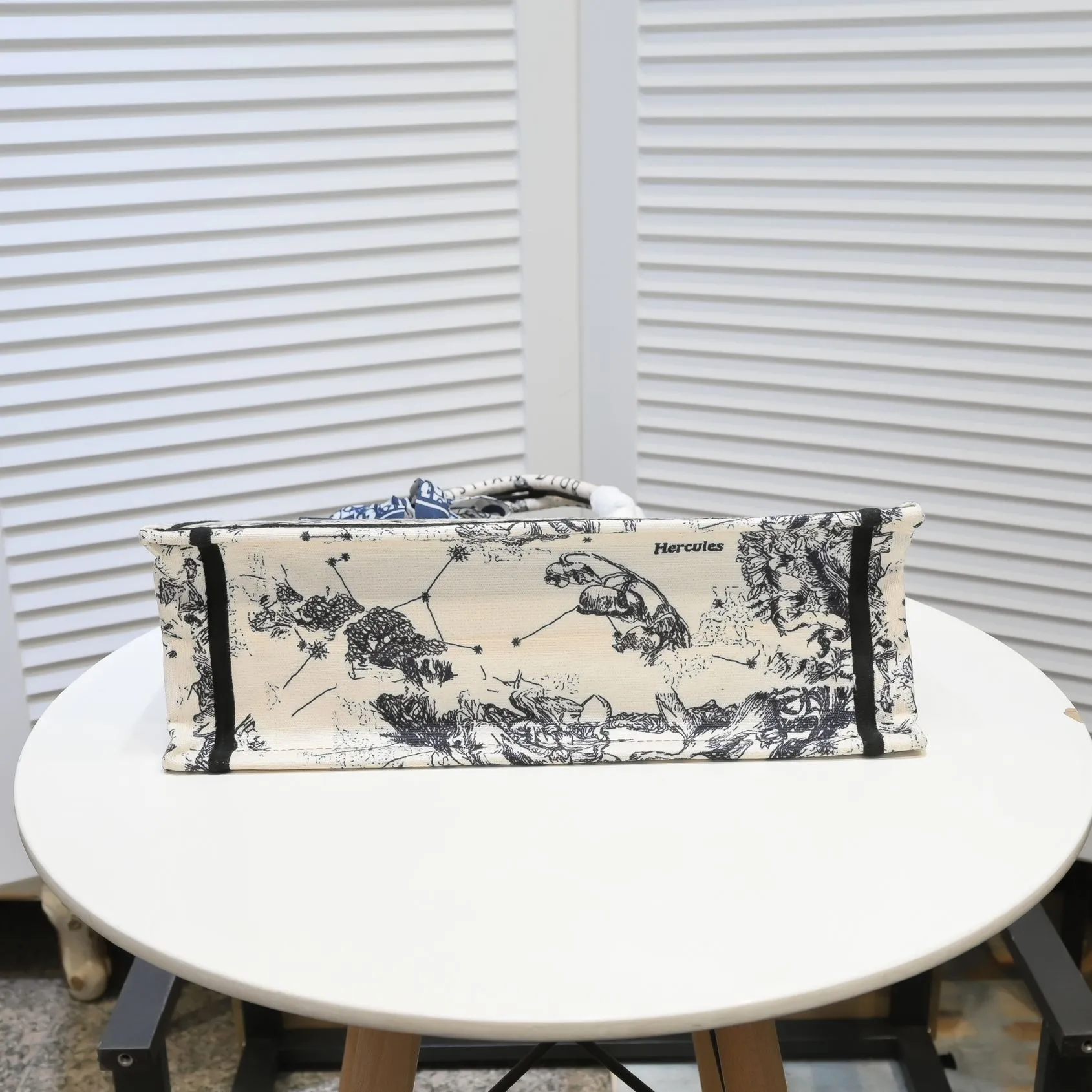 💰360￥With silk scarf, large size🔥 embroidered edge🔜Dior new shopping bag at Dior counter! Counters are updated simultaneously! Limited edition of the same style as the stars! Super stylish! Imported fabric👍high-end quality! You can go in and out of the counters at will without any pressure! The first choice for going out with super large capacity👍 Model: 8033 Size: 41*14*32cm