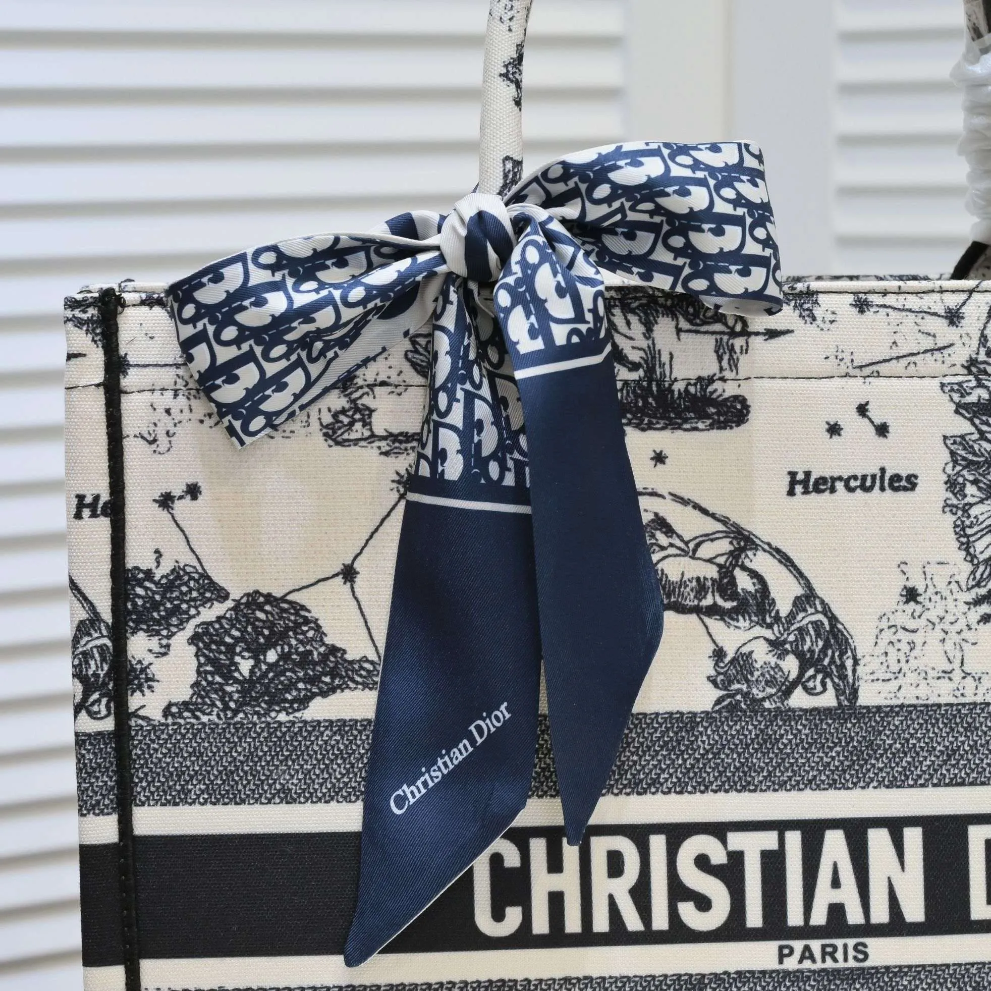 💰360￥With silk scarf, large size🔥 embroidered edge🔜Dior new shopping bag at Dior counter! Counters are updated simultaneously! Limited edition of the same style as the stars! Super stylish! Imported fabric👍high-end quality! You can go in and out of the counters at will without any pressure! The first choice for going out with super large capacity👍 Model: 8033 Size: 41*14*32cm