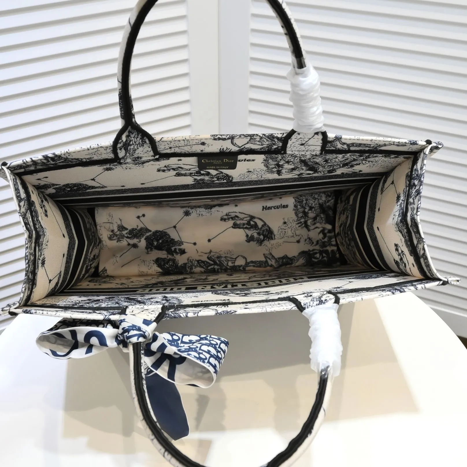 💰360￥With silk scarf, large size🔥 embroidered edge🔜Dior new shopping bag at Dior counter! Counters are updated simultaneously! Limited edition of the same style as the stars! Super stylish! Imported fabric👍high-end quality! You can go in and out of the counters at will without any pressure! The first choice for going out with super large capacity👍 Model: 8033 Size: 41*14*32cm