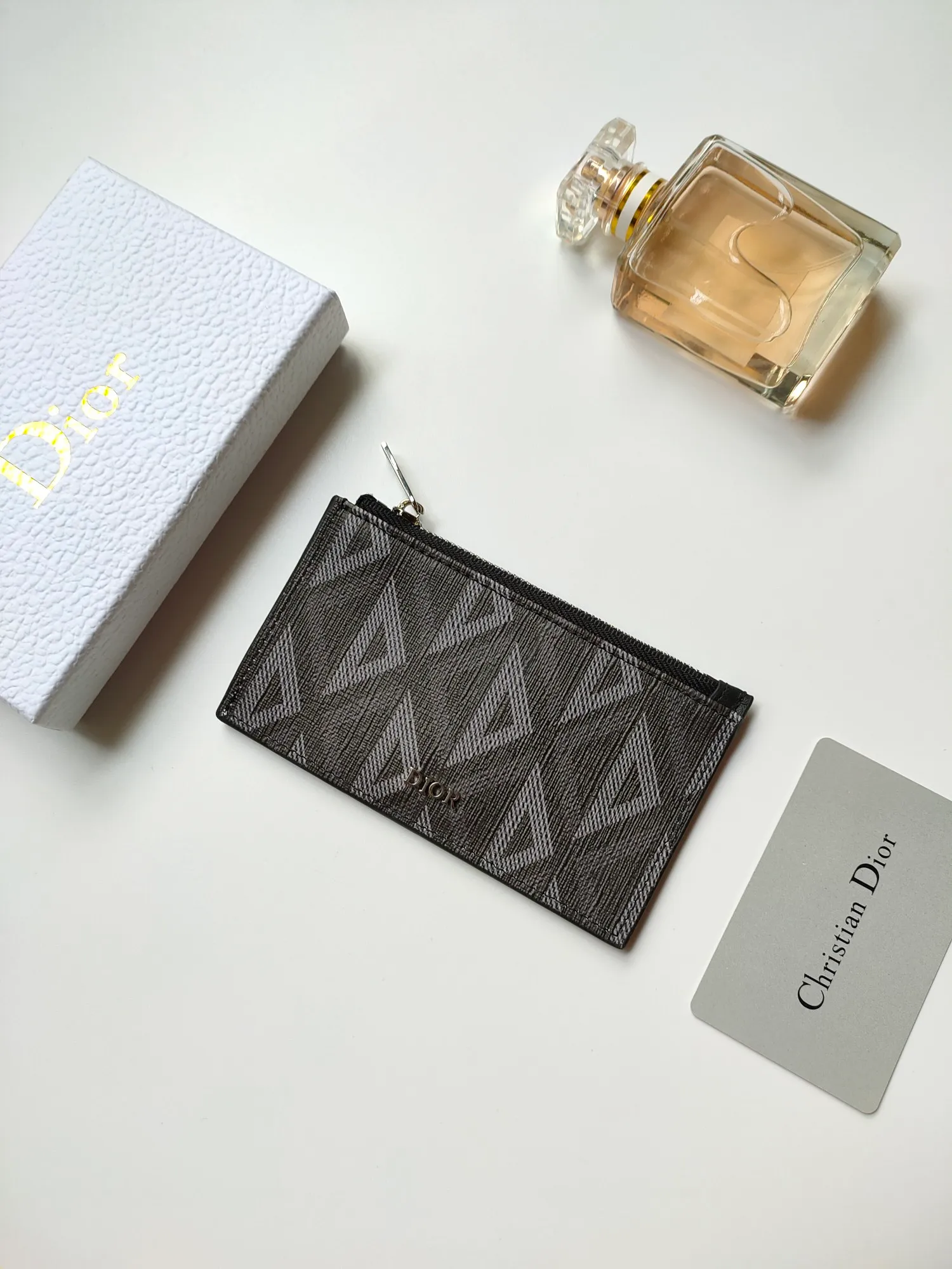 ￥100💰Dior’s new zipper card holder is practical yet elegant. Crafted in Dior Gray CD Diamond canvas, inspired by the Dior archives, it's finished with tonal smooth calf leather details. Featuring a zippered compartment with four card slots, it can easily fit into a variety of pockets. Style number: CH250 Size: 13.2 x 7.5 cm