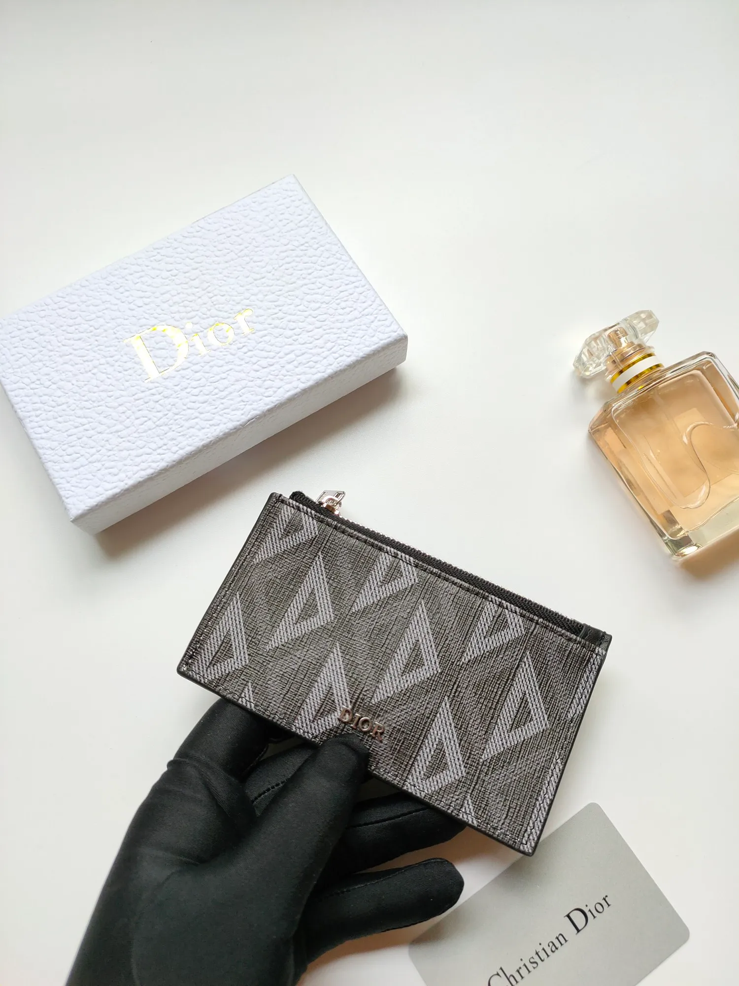 ￥100💰Dior’s new zipper card holder is practical yet elegant. Crafted in Dior Gray CD Diamond canvas, inspired by the Dior archives, it's finished with tonal smooth calf leather details. Featuring a zippered compartment with four card slots, it can easily fit into a variety of pockets. Style number: CH250 Size: 13.2 x 7.5 cm