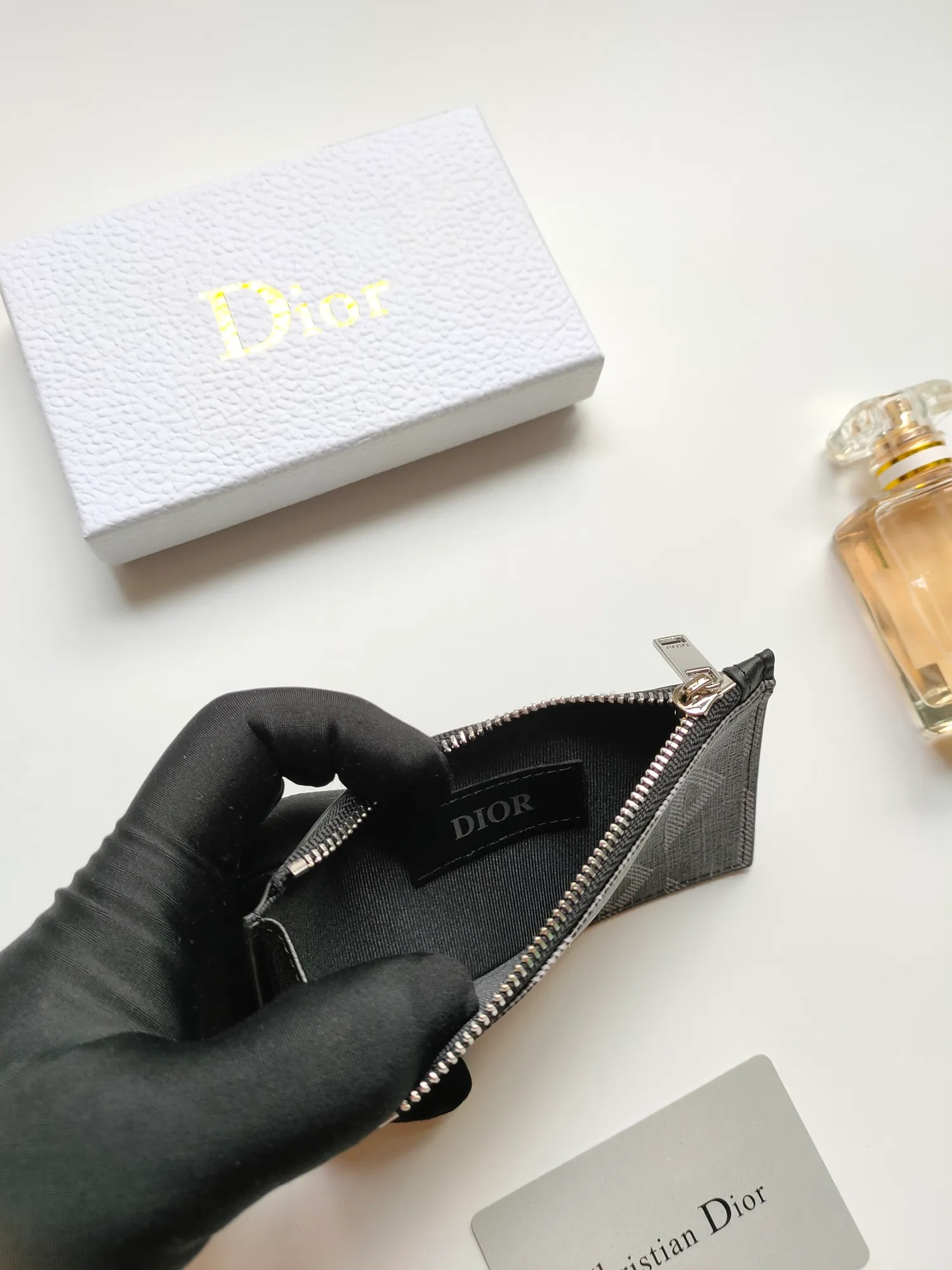 ￥100💰Dior’s new zipper card holder is practical yet elegant. Crafted in Dior Gray CD Diamond canvas, inspired by the Dior archives, it's finished with tonal smooth calf leather details. Featuring a zippered compartment with four card slots, it can easily fit into a variety of pockets. Style number: CH250 Size: 13.2 x 7.5 cm