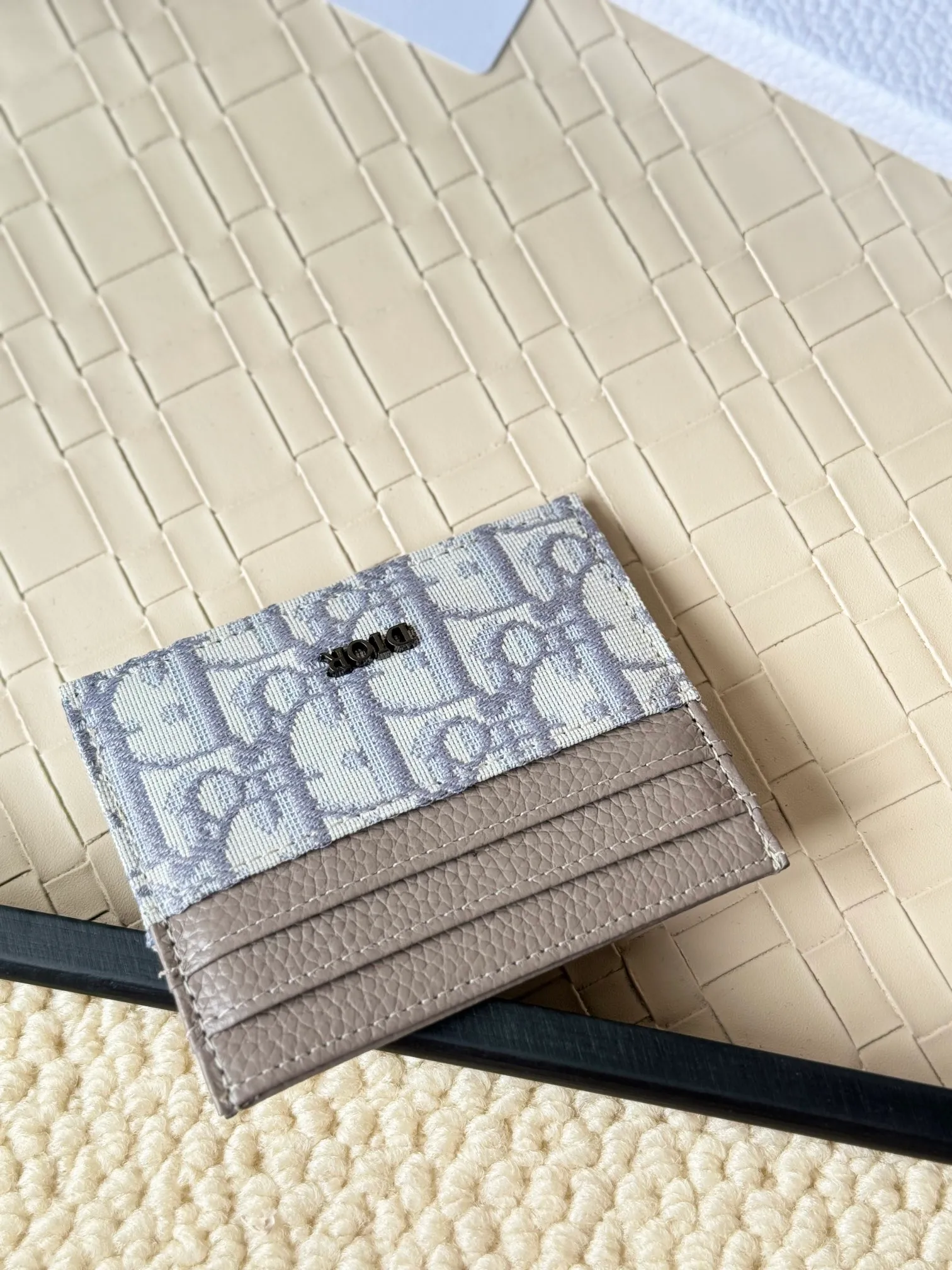💰110 Old flower material Dior card holder is elegant and refined😍 Men's is carefully made of cowhide [strong]. There are 3 card slots on each side and 1 card slot on the top, which is exquisite and exquisite in shape. Style number: CH135 Size: 10*8cm