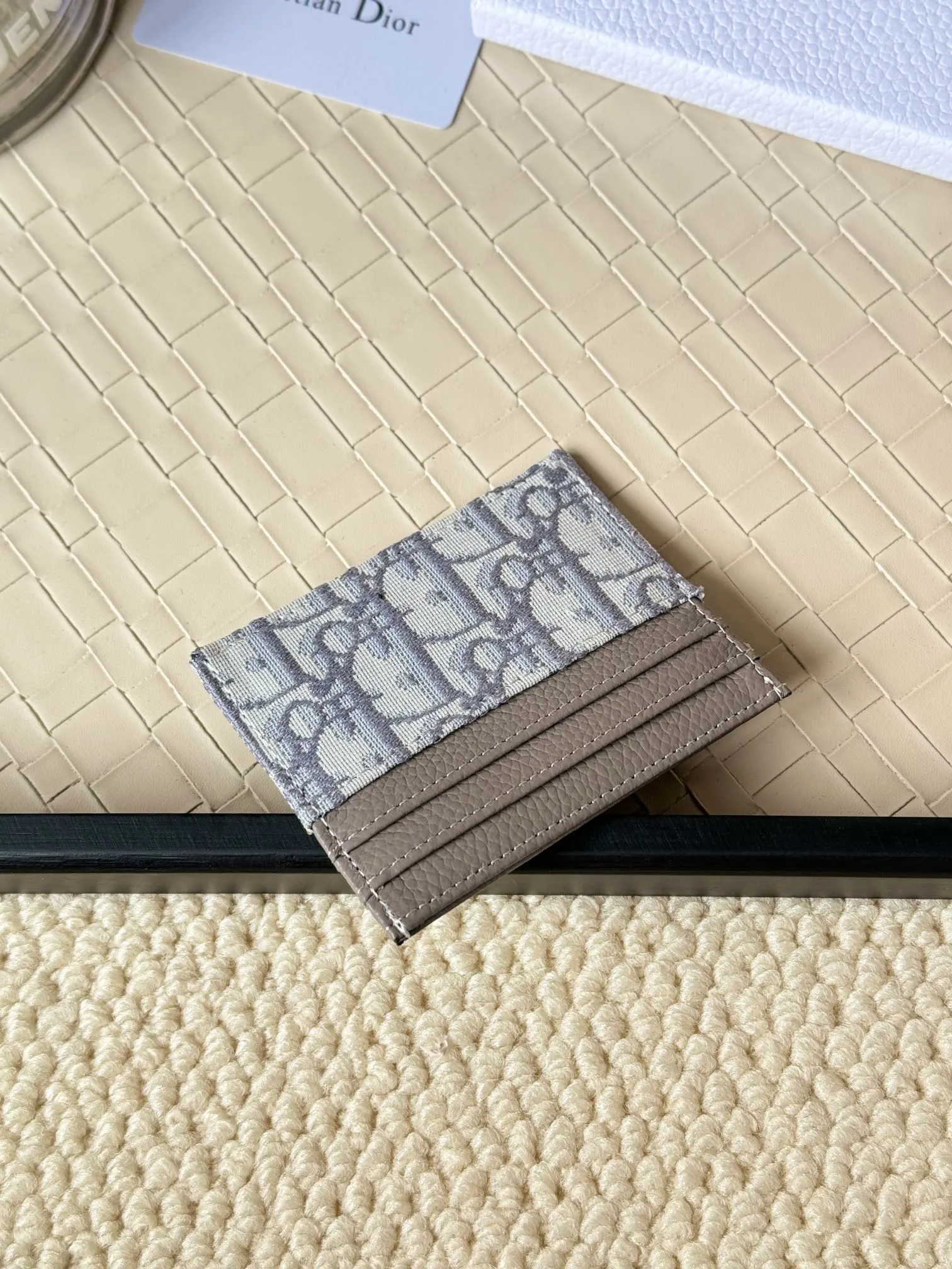 💰110 Old flower material Dior card holder is elegant and refined😍 Men's is carefully made of cowhide [strong]. There are 3 card slots on each side and 1 card slot on the top, which is exquisite and exquisite in shape. Style number: CH135 Size: 10*8cm
