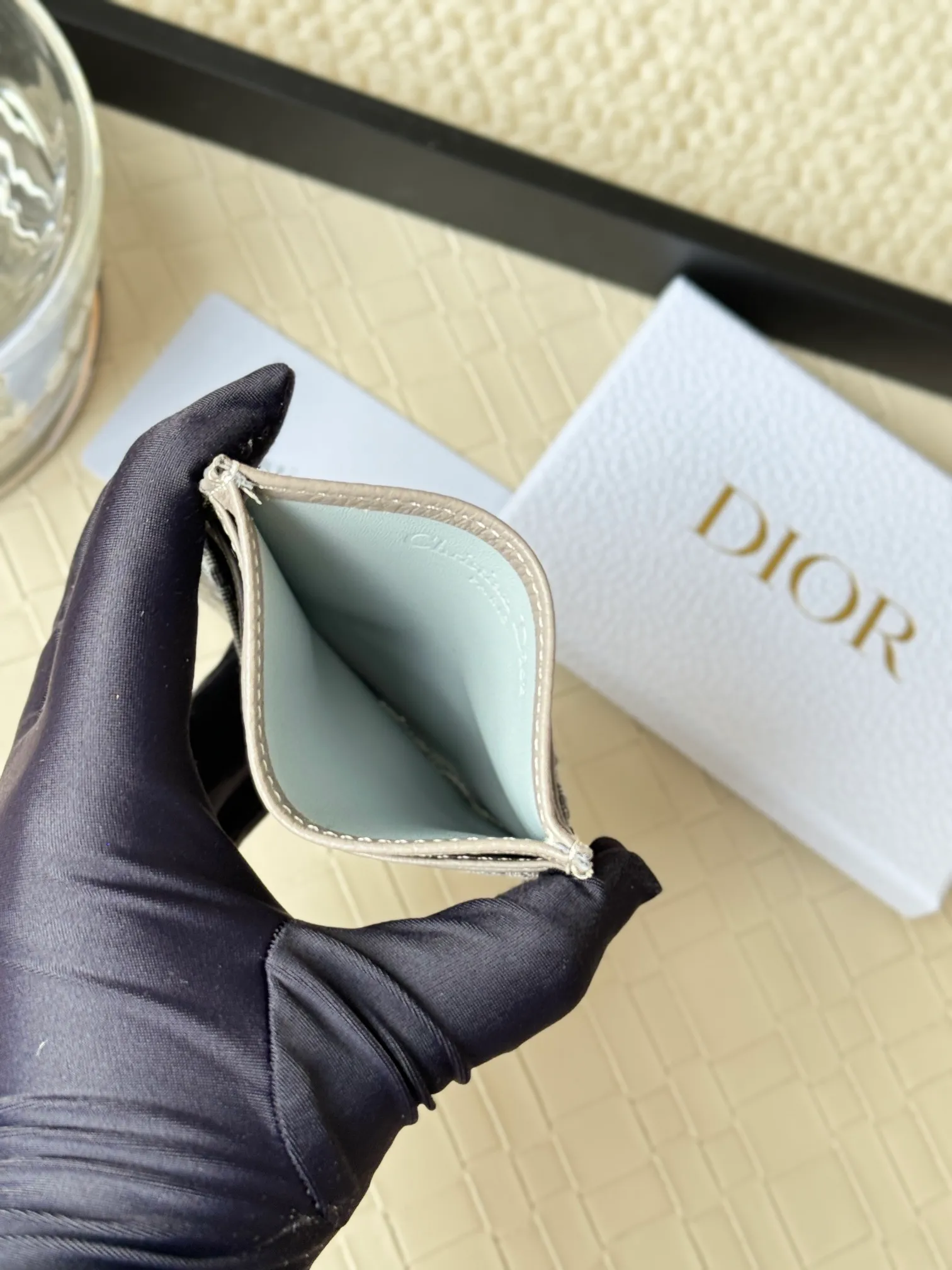 💰110 Old flower material Dior card holder is elegant and refined😍 Men's is carefully made of cowhide [strong]. There are 3 card slots on each side and 1 card slot on the top, which is exquisite and exquisite in shape. Style number: CH135 Size: 10*8cm