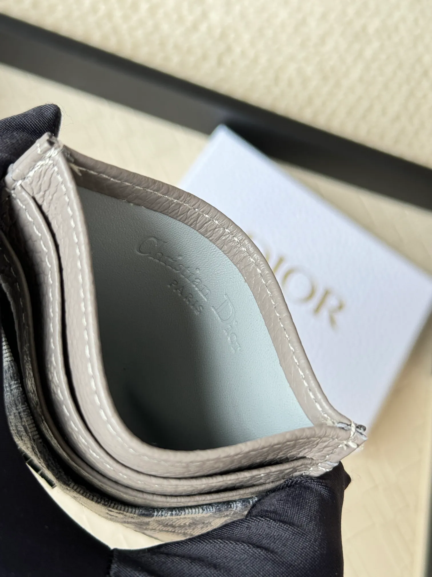 💰110 Old flower material Dior card holder is elegant and refined😍 Men's is carefully made of cowhide [strong]. There are 3 card slots on each side and 1 card slot on the top, which is exquisite and exquisite in shape. Style number: CH135 Size: 10*8cm