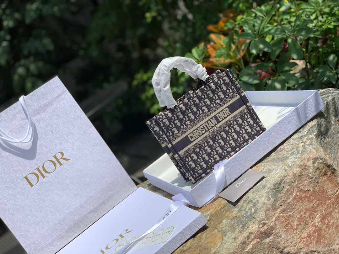 ❗️❗️❗️Free shipping with SF Express for year-end events❗️❗️❗️💰1400 Size 26.5 x 21 x 14 CM From fabrics to craftsmanship, 100% authentic channels! When it comes to tote, it has to be represented by it. D’s classic embroidered letter tote bag is a popular one all over the world! Today, the new 26CM small size will be more suitable for petite girls! Casual yet elegant! High-end and stylish! It is a pure and genuine source of purchasing goods. It is obvious that a new bag should be listed on the "social graph", so we will use the most authentic real-life photos to express its beauty! Regarding how "trendy" it is, the fashionable V-number has already publicized it. I just want to explain how "good" it is!